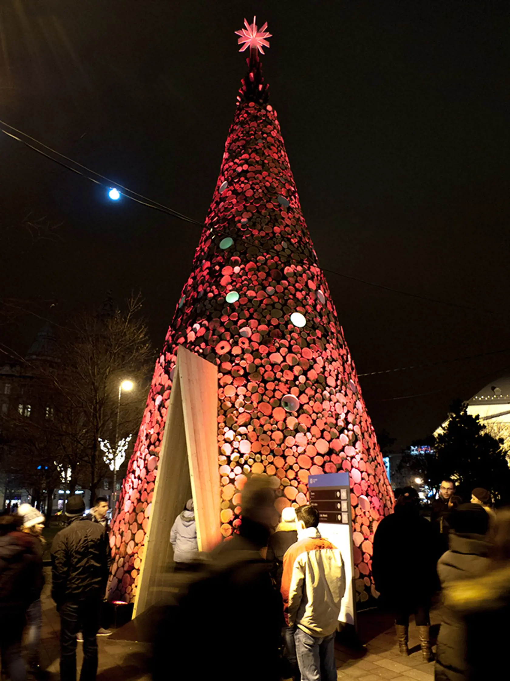 Tri adventné trhy pripravili v tomto roku v Budapešti pre obyvateľov a návštevníkov maďarskej metropoly. Najdôležitejším a najznámejším z týchto podujatí, ktoré patrí medzi desať najkrajších v Európe, je vianočný trh na Vörösmartyho námestí. Ročne ho navštívi vyše 300.000 ľudí. Na snímke v sobotu 19. decembra 2015 vianočný stromček z drevených polien na Alžbetinom námestí. FOTO TASR - Ladislav Vallach
