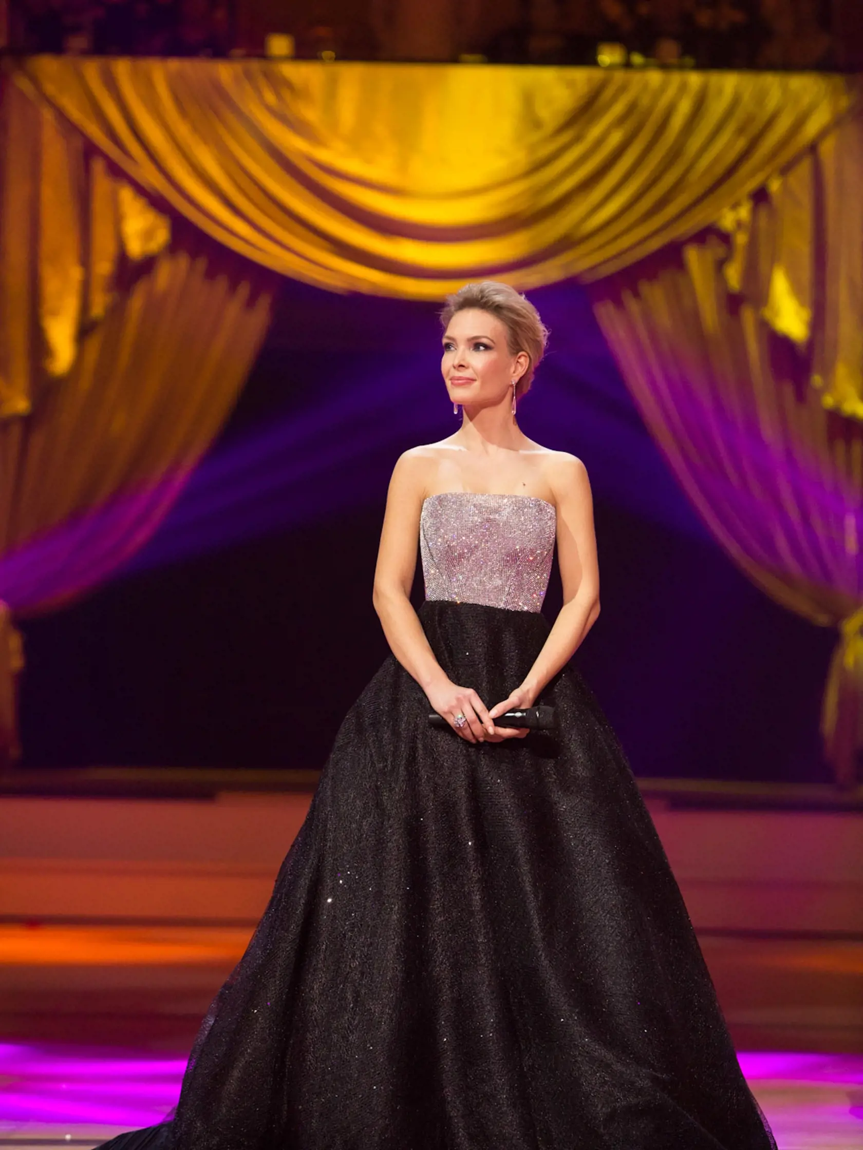 Rok 2014 - Moderátorskej úlohy Plesu v opere sa zhostila jojkárka Lucia Barmošová, ktorá zažiarila v čierno-strieborných šatách.