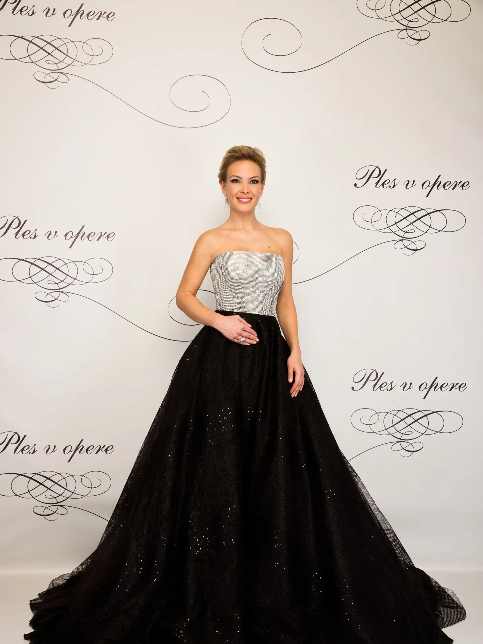 Rok 2014 - Moderátorskej úlohy Plesu v opere sa zhostila jojkárka Lucia Barmošová, ktorá zažiarila v čierno-strieborných šatách.