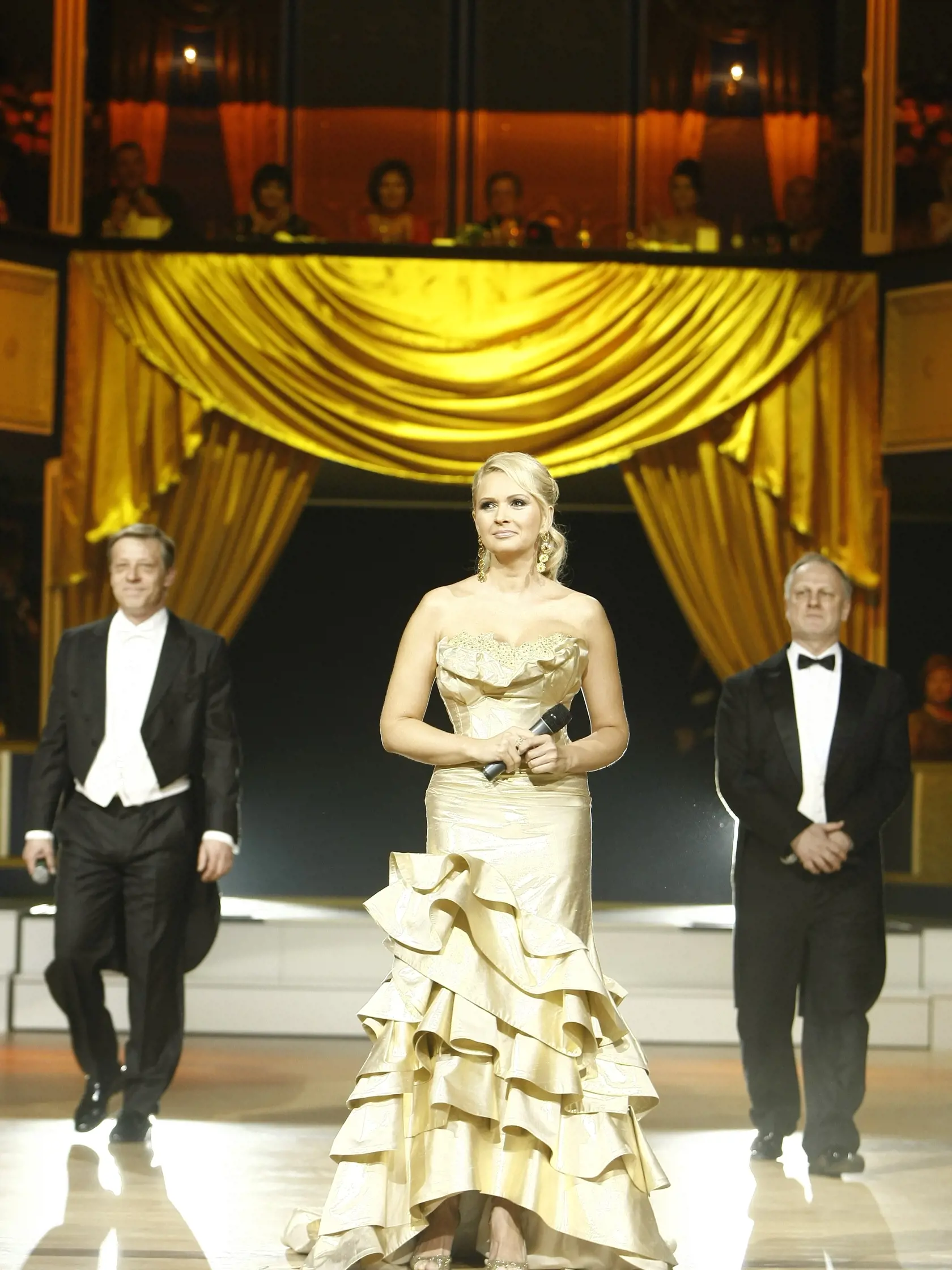 Rok 2011 - 11. ročníka Plesu v opere sa zhostila sympatická jojkárka Adriana Kmotríková, ktorá ohúrila v zlatej róbe s výraznými volánmi. 