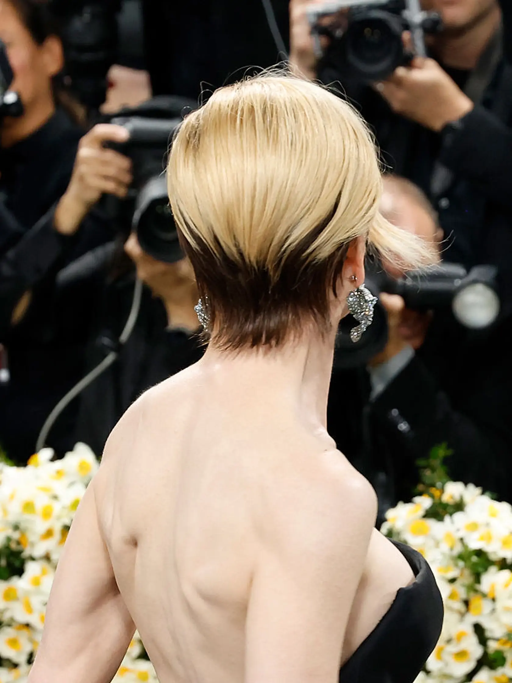 Nicole Kidman zaujala na Met Gala účesom. Spredu to vyzeralo, že má vlasy zopnuté do copu. Zozadu však už bolo jasné, že ide o krátky zostrih - pixie.