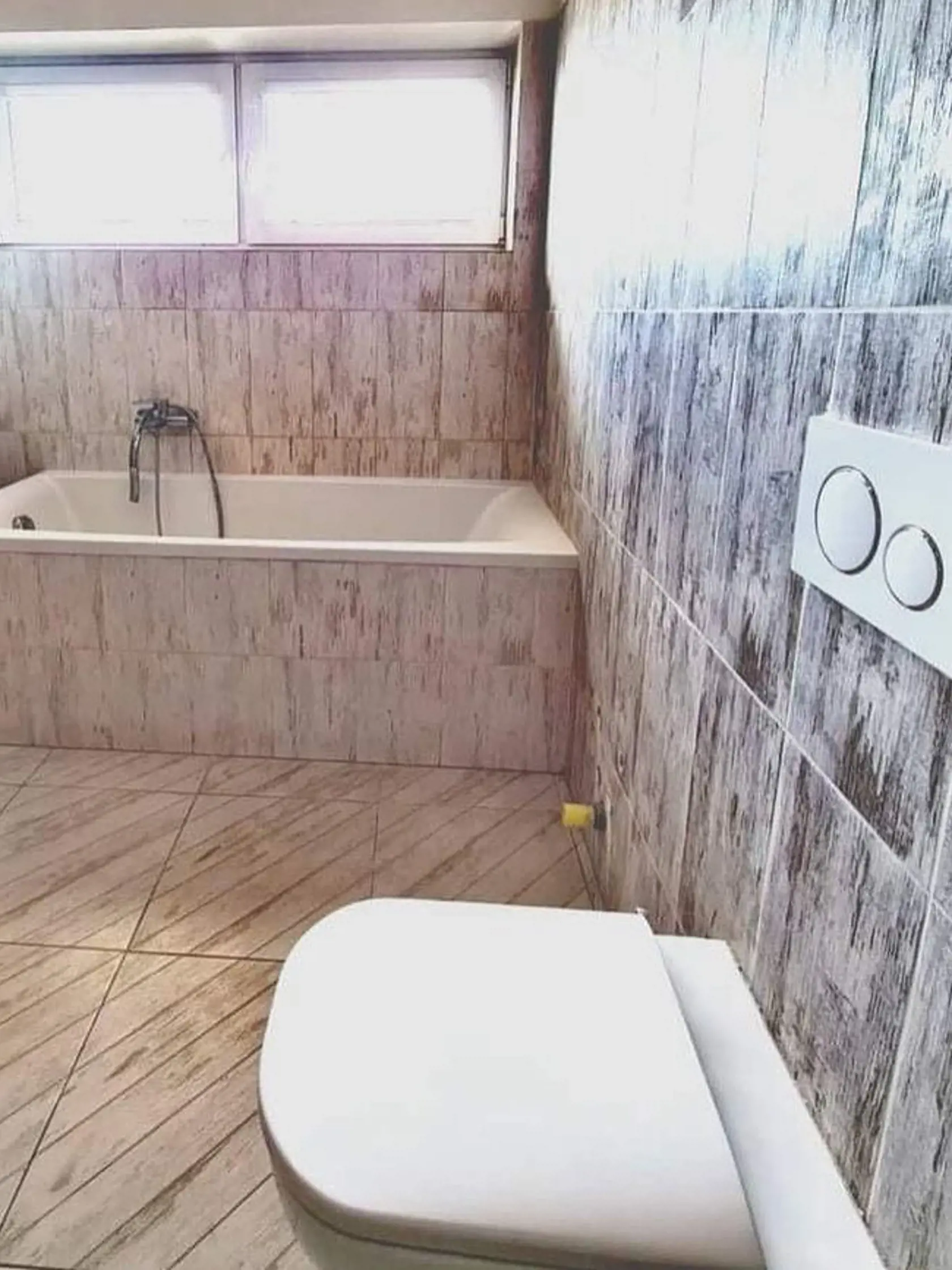 Ani kúpeľňa nie je na zahodenie. Majú tam dva záchody, obrovskú vaňu a taktiež zlaté doplnky.