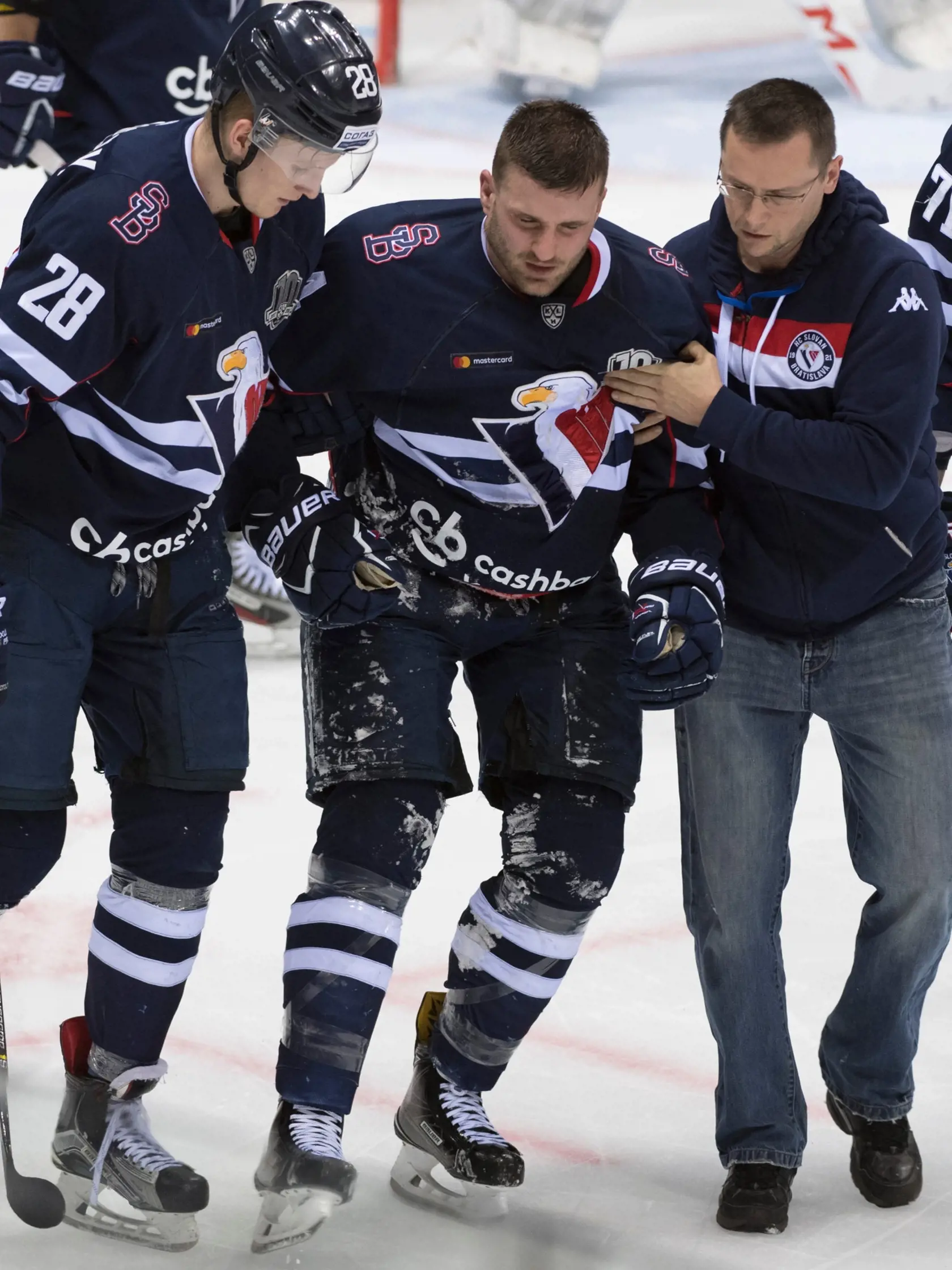 Na snímke uprostred zranený èeský obranca Tomáš Voráèek (Slovan)  v zápase Kontinentálnej hokejovej ligy (KHL) Slovan Bratislava - Viaz Podo¾sk v utorok 21. novembra 2017 v Bratislave. FOTO TASR - Martin Baumann