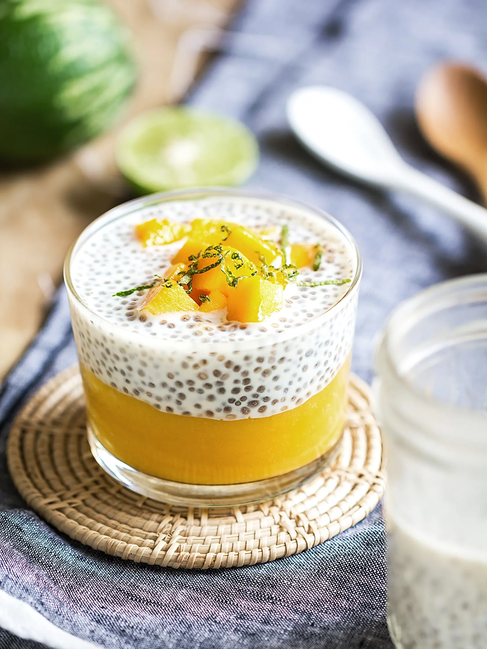 Kokosový chia puding s mangovou penou