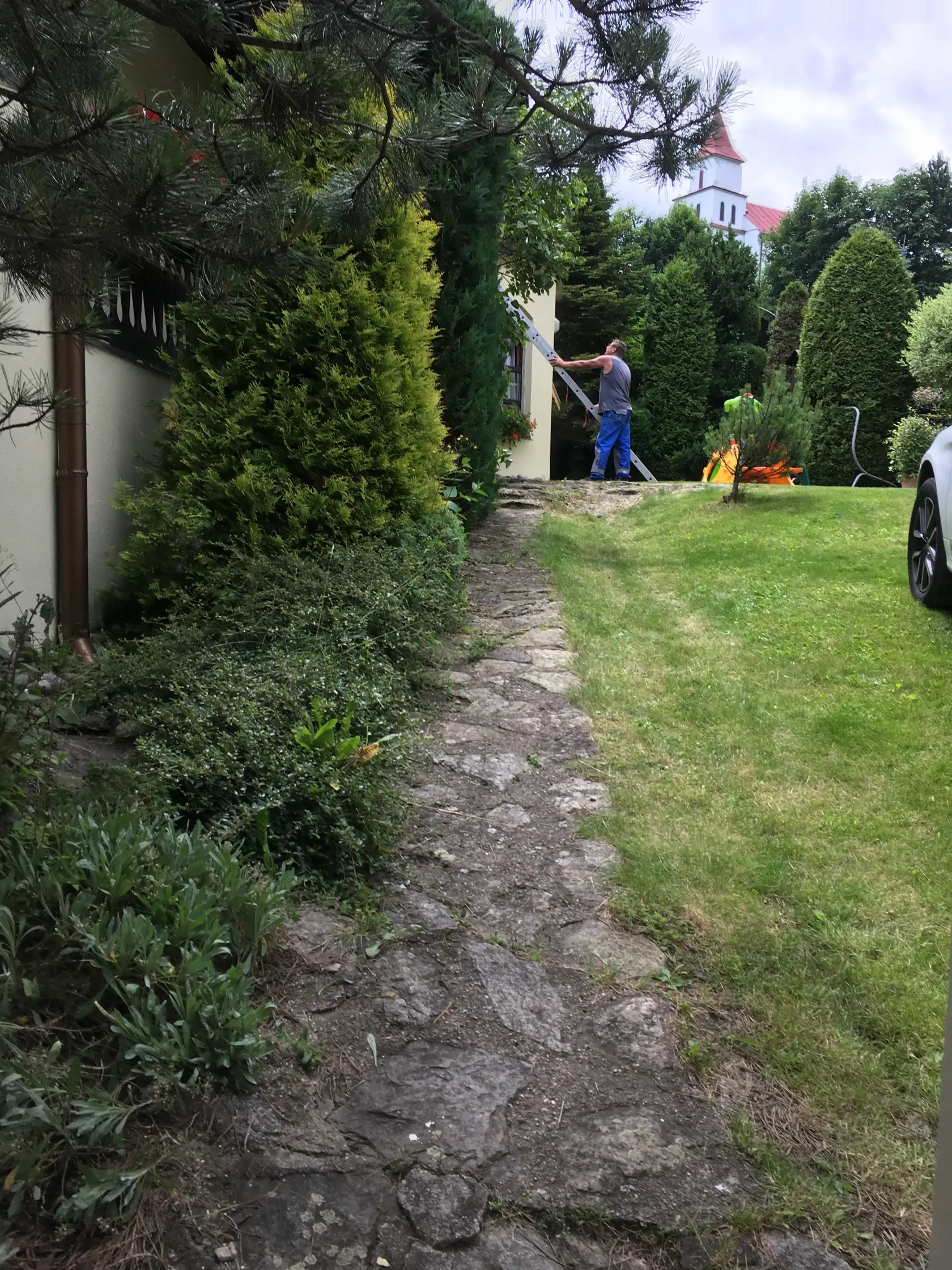 Pri našom príchode jeden z remeselníkov opravoval niečo na balkóne na ktorý sa dostal po rebríku. (archív)