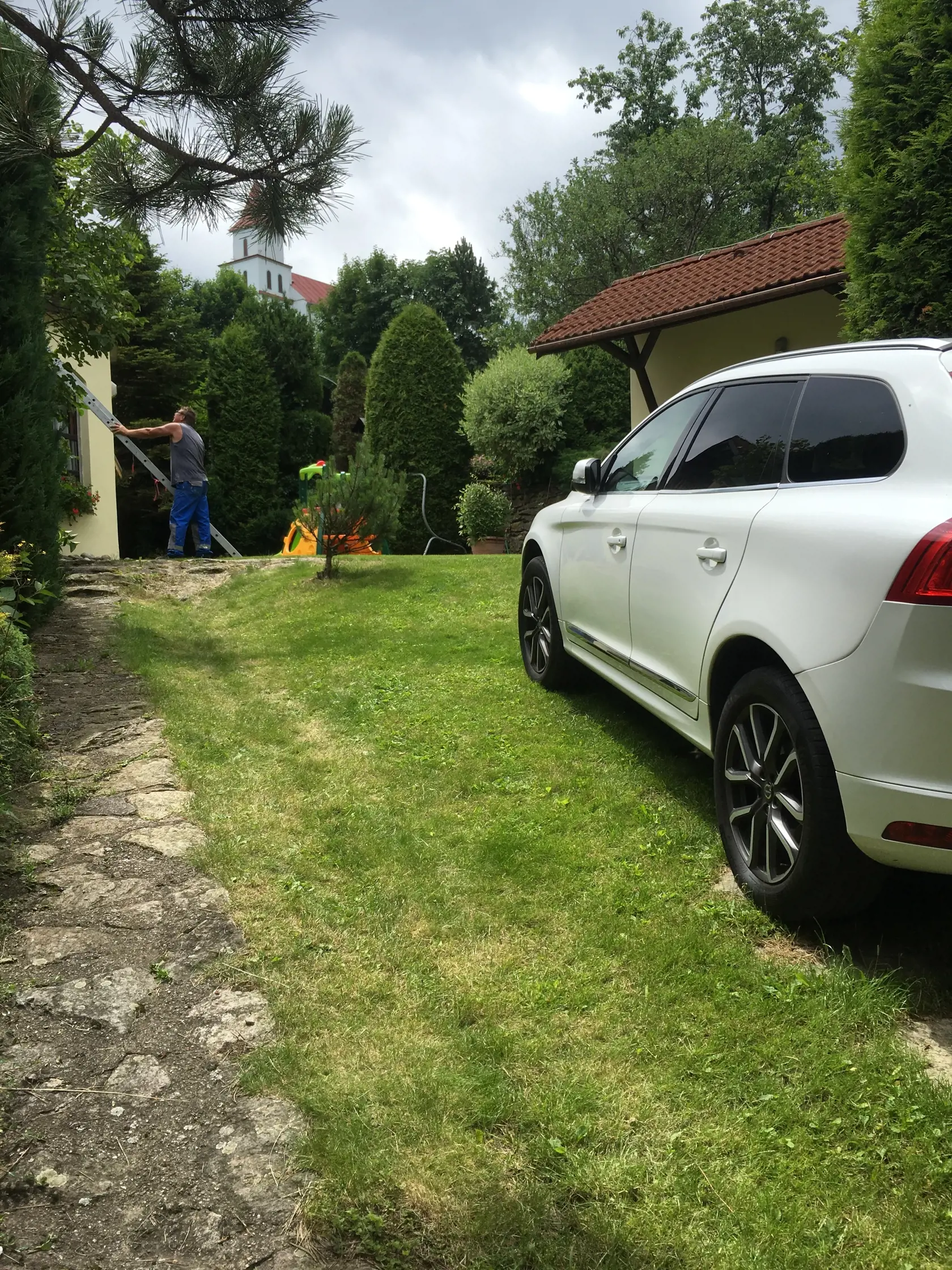 Pri našom príchode jeden z remeselníkov opravoval niečo na balkóne na ktorý sa dostal po rebríku. (archív)