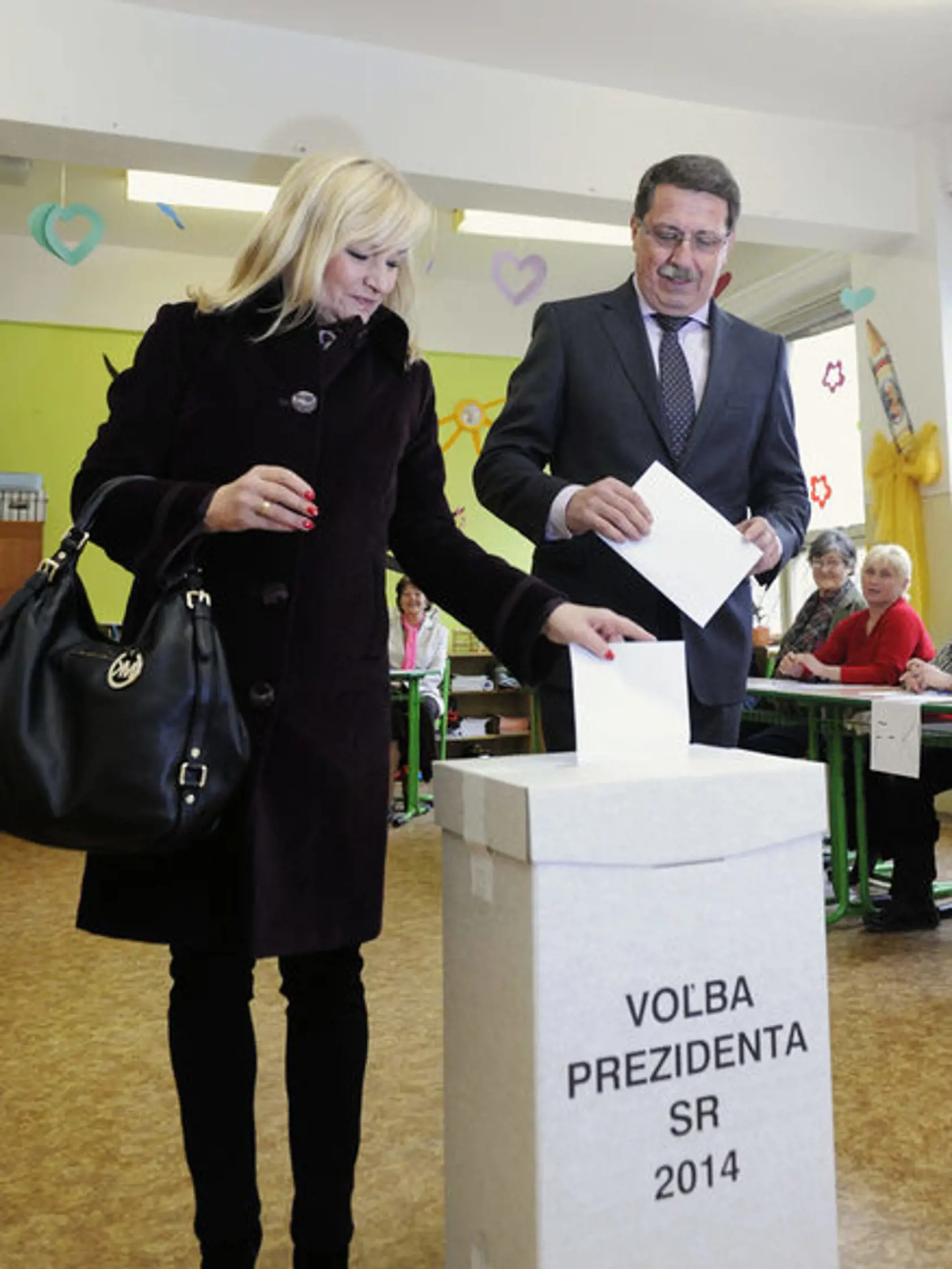 Predseda NR SR Pavol Paška s manželkou Janou pri volebnej urne. (archív)