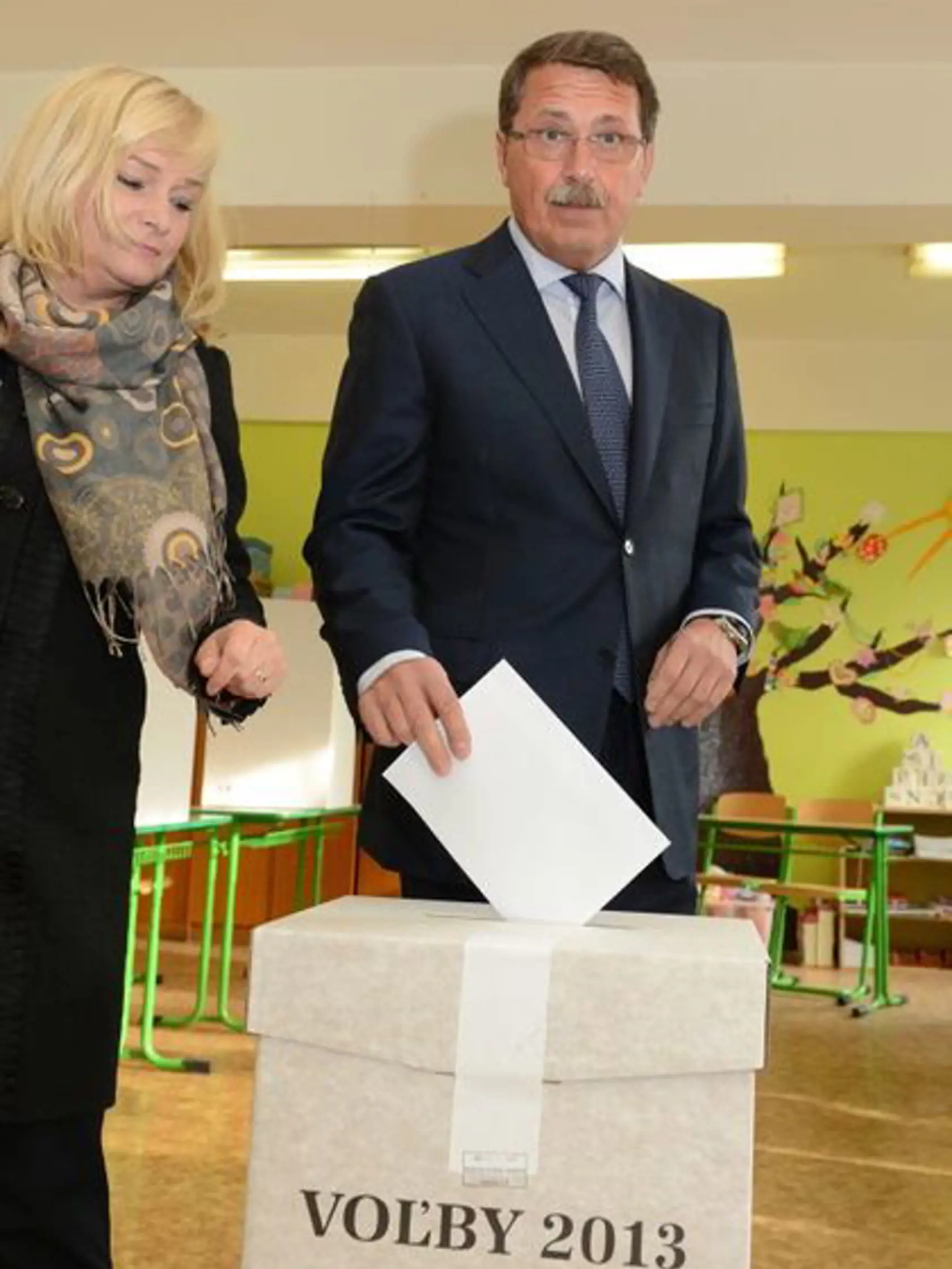 Župné voľby 2013: V druhom kole odvolil aj predseda parlamentu Pavol Paška s manželku Janou. (archívne foto)