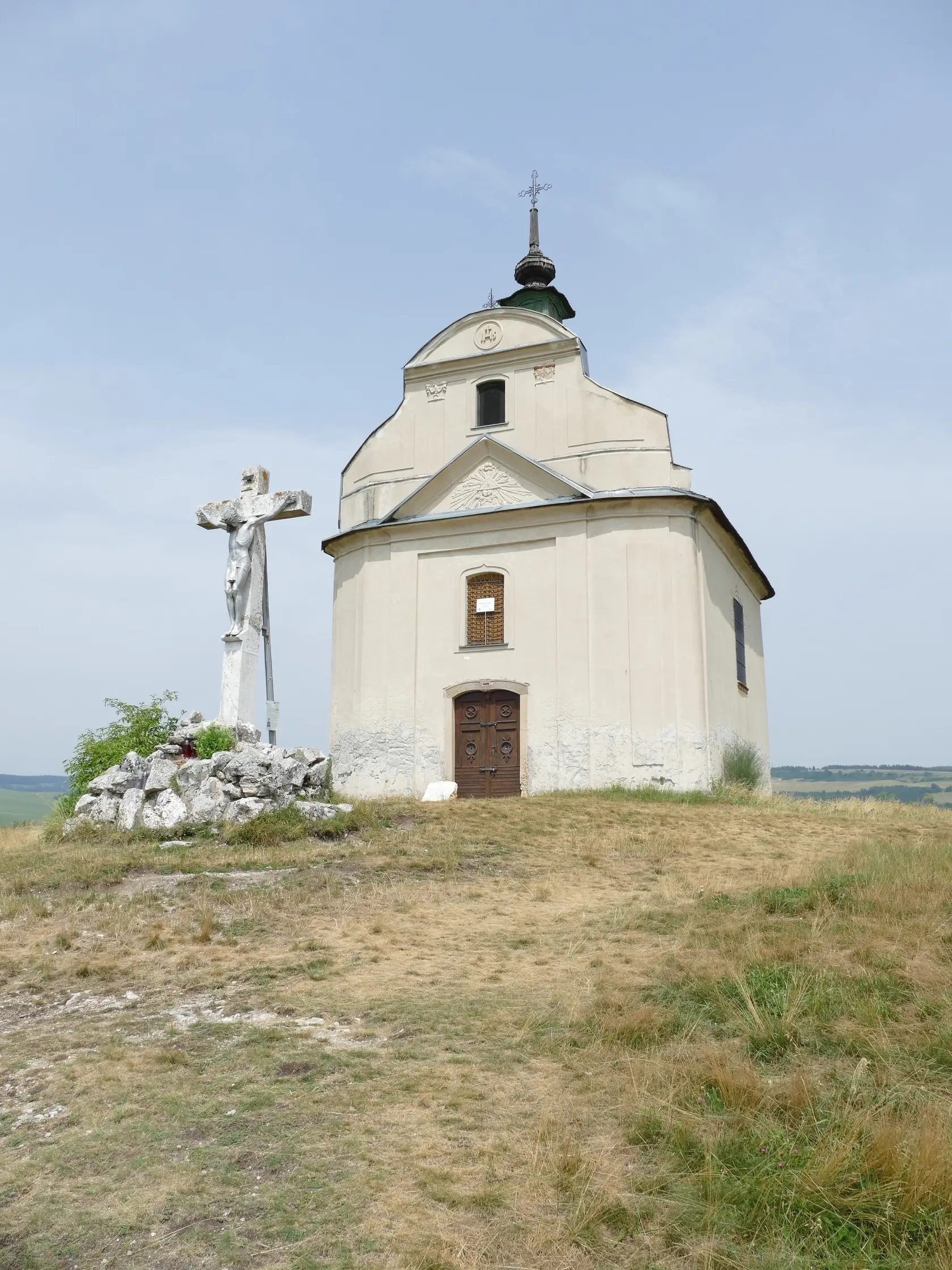 Kaplnka sv. Kríža: Je symbolickou Golgotou
- miestom ukrižovania
Ježiša Krista. 