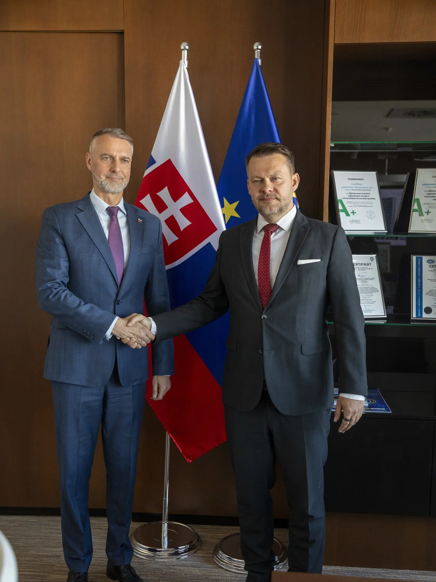 Na snimke je príchod nového ministra investícií, regionálneho rozvoja a informatizácie, MIRRI, Samuela Migaľa.
Úrad odovzdáva Richard Raši.