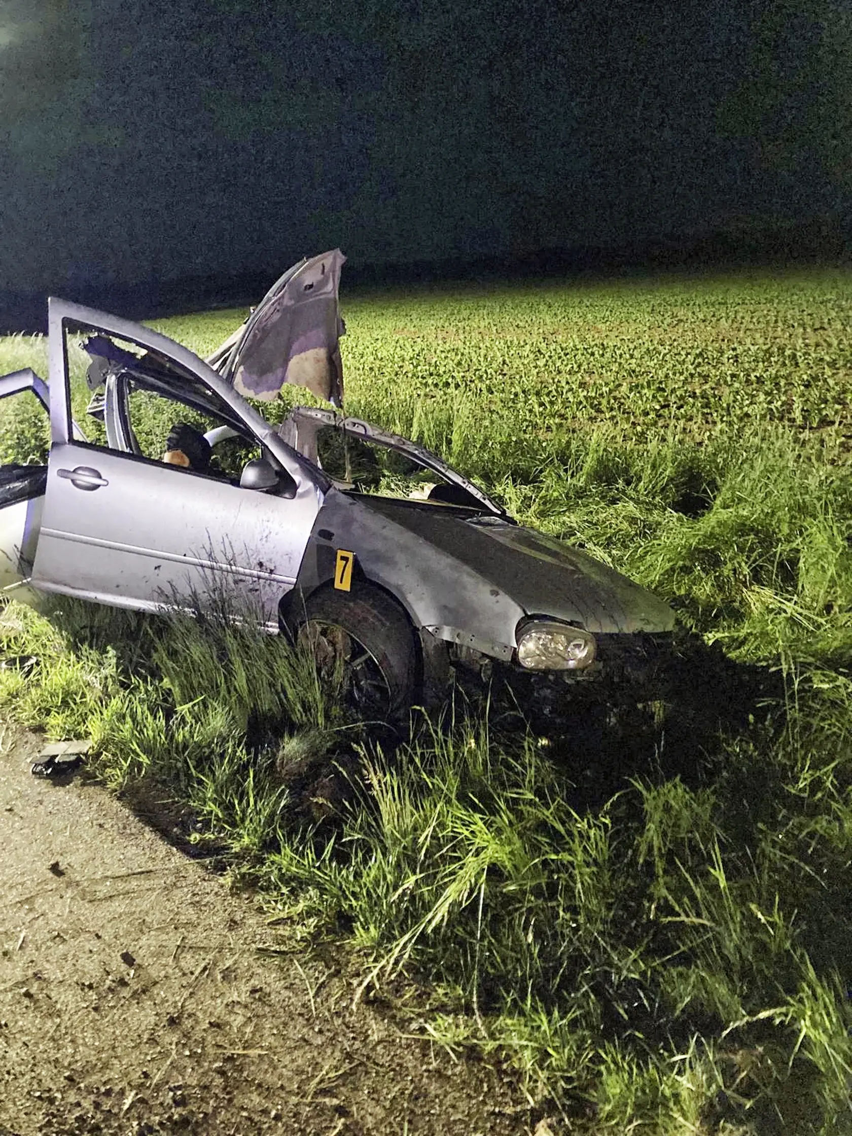 Volkswagen po náraze do stromu roztrhlo a ostal z neho len vrak.