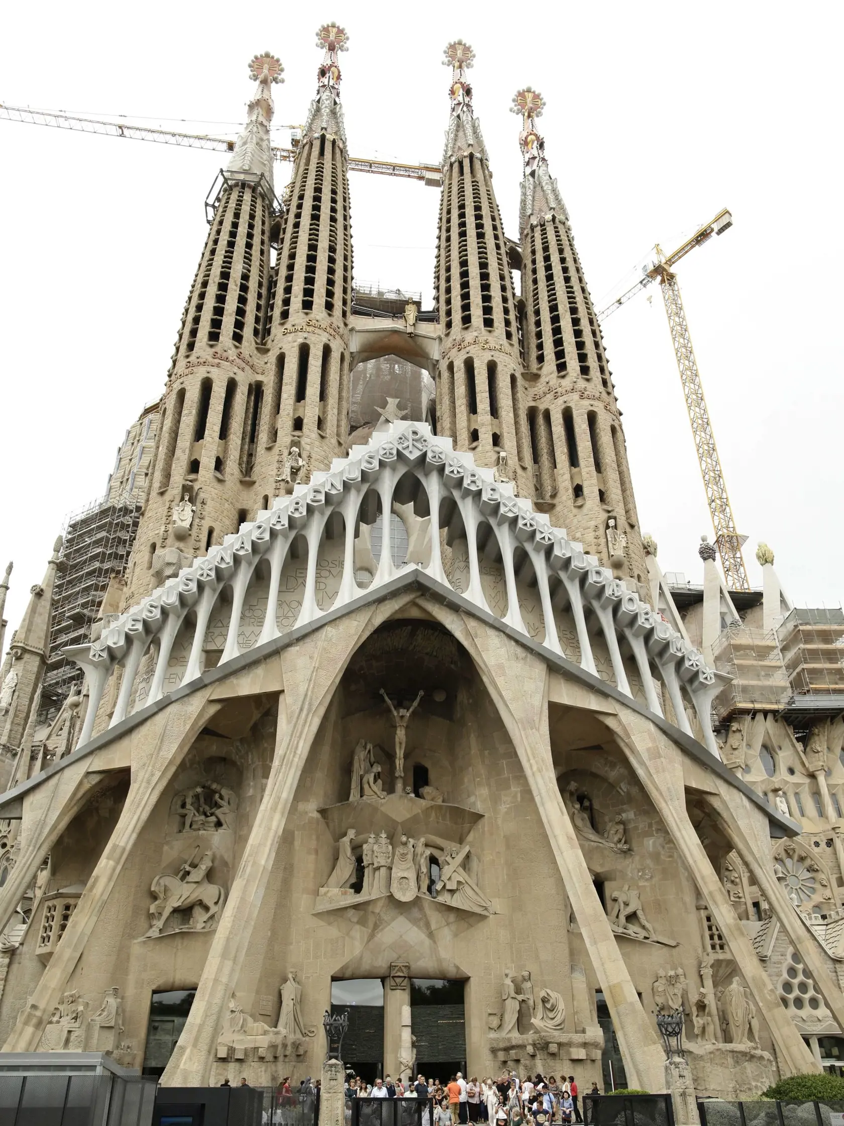Chrám Sagrada Família v Barcelone evakuovali pre podozrivé auto.
