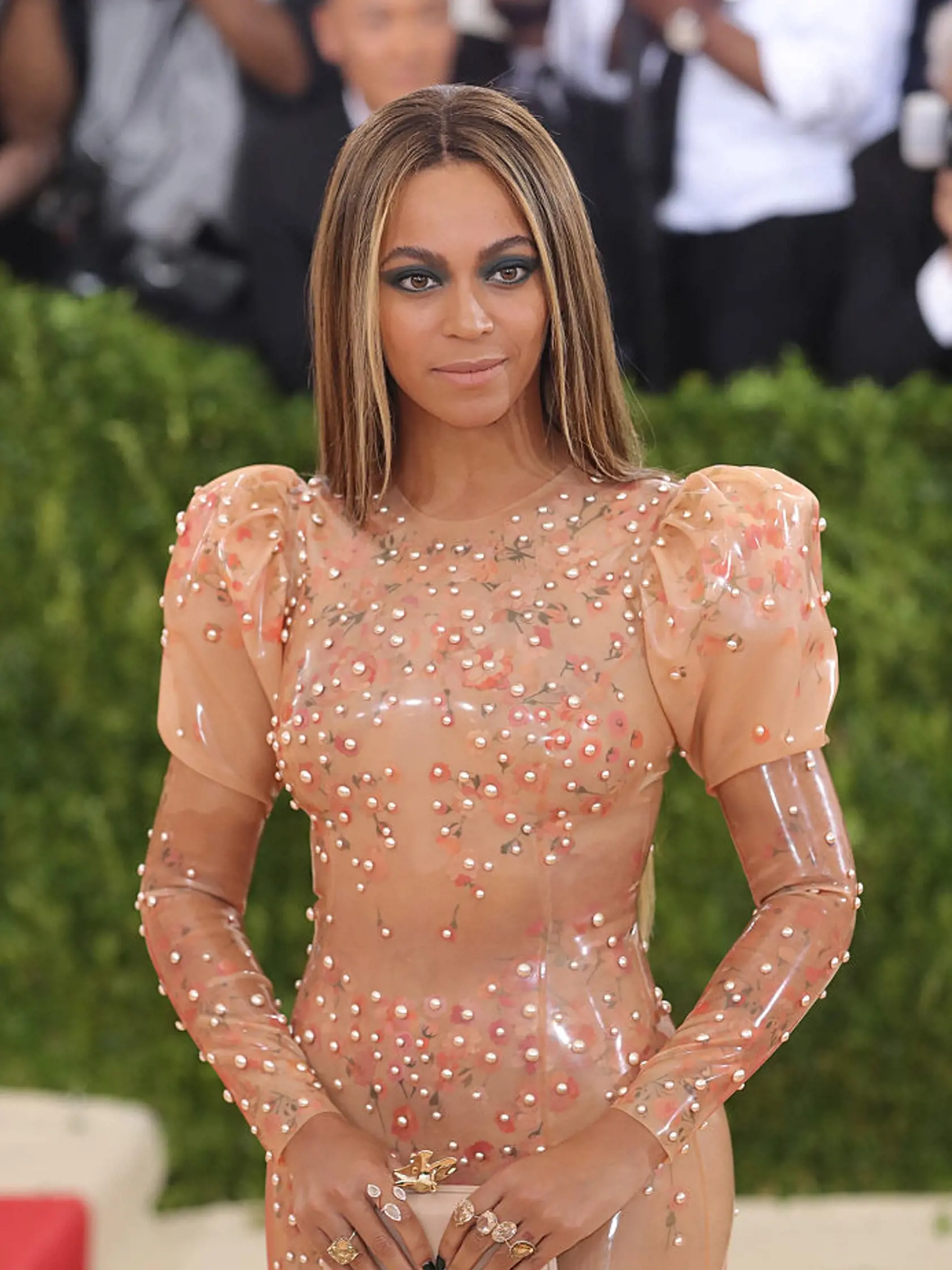 Beyoncé (36) - Niekto by si povedal, že úspešná a milovaná ikona môže mať podobné problémy len ťažko. No opak je pravdou. ´Nedokázala som ani povedať, aký deň je či v akom meste sa nachádzam. Sedela som na ceremóniách, dostávala ocenenia a jediné, nad čím som premýšľala, bolo moje ďalšie vystúpenie,´ opísalaBeyoncé svoju úzkosť v roku 2011 denníku The Sun. Na to, aby dbala o svoje zdravie, ju neustále upozorňovala matka.