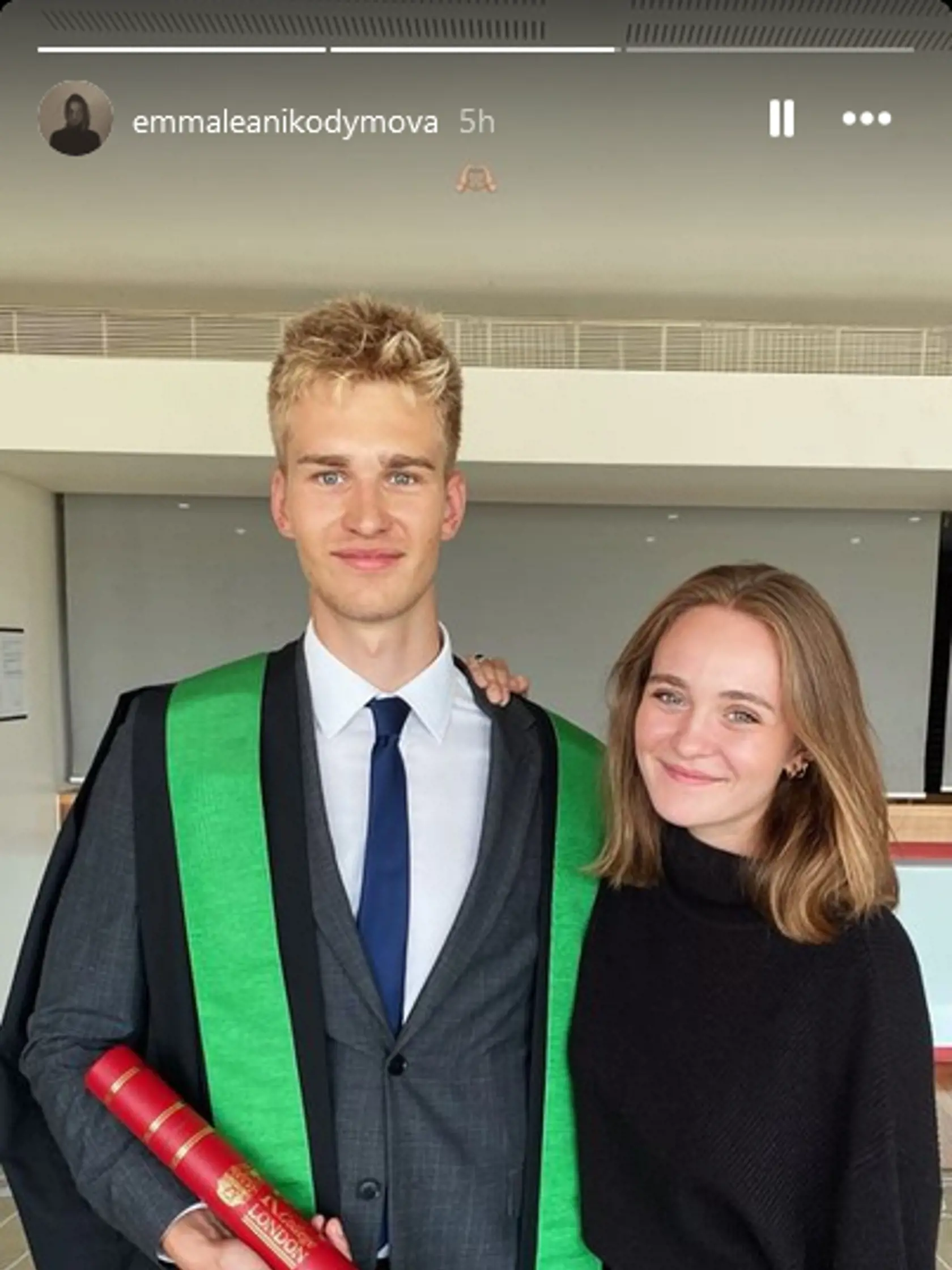 Nikodým má byť na koho hrdý - absolvent prestížnej londýnskej univerzity Adam a jeho sestra Emma Lea, úspešná herečka a modelka.