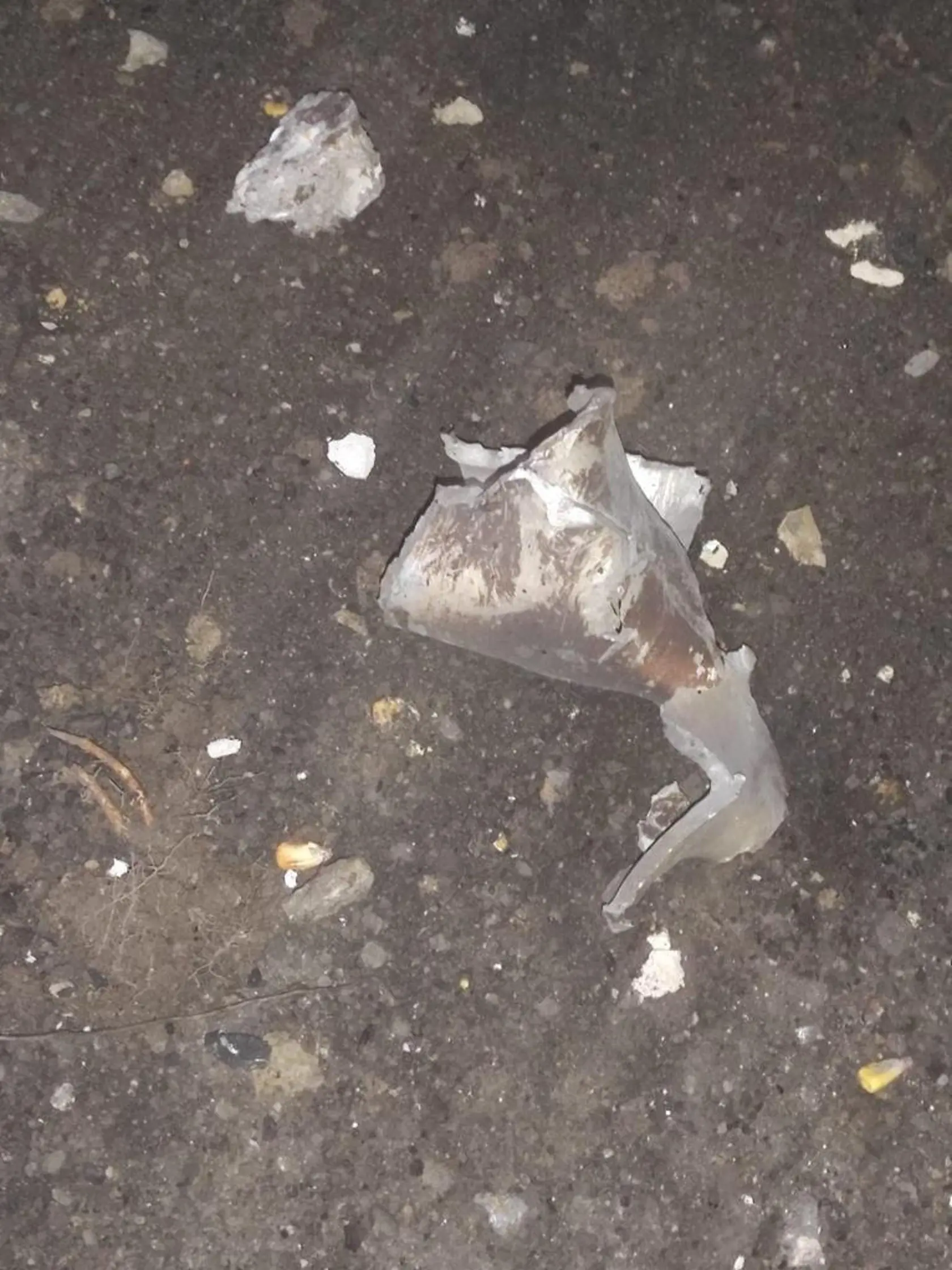 Na sociálnych sieťach sa objavili fotografie z miesta výbuchu v areáli bývalého poľnohospodárskeho družstva v Przewodówe na východe Poľska vrátane poškodeného traktora, pričom črepiny naznačujú, že by mohlo ísť o pozostatky bojovej rakety.