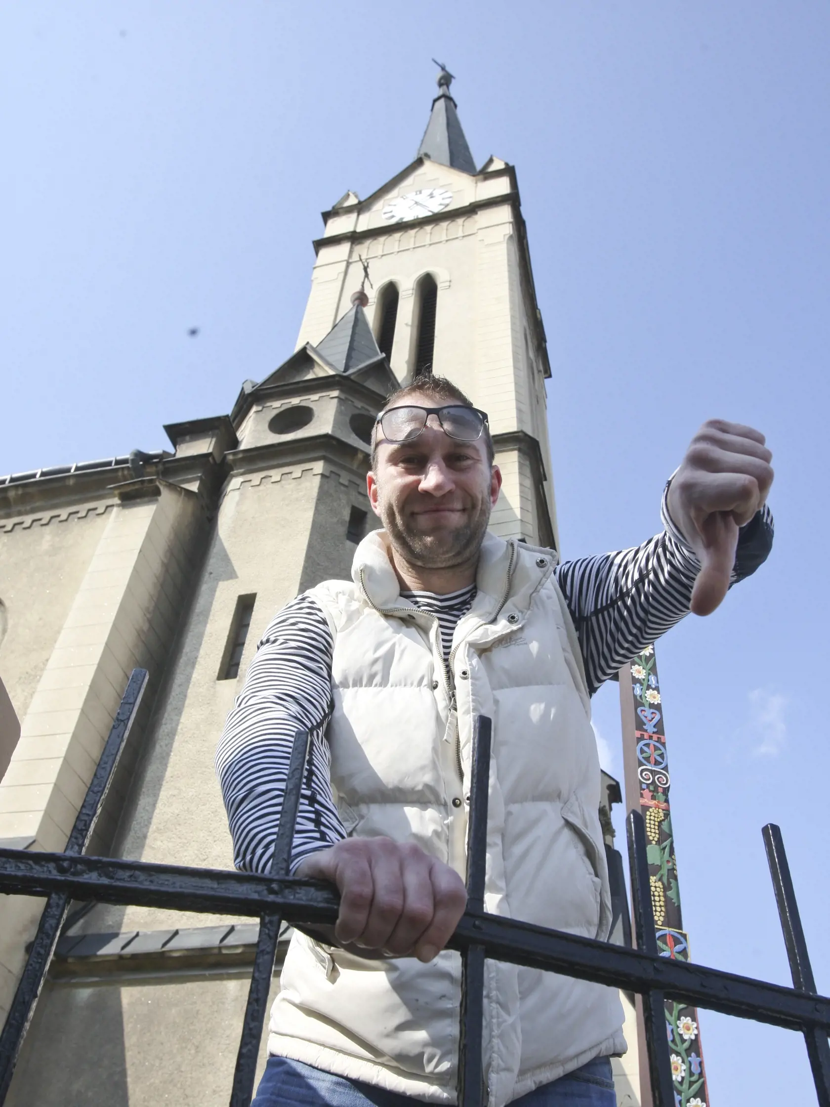 Lukáš Říha pred kostolom, v ktorom mal mať sex so svojou priateľkou a po ktorom ho vyhodili z Martina.