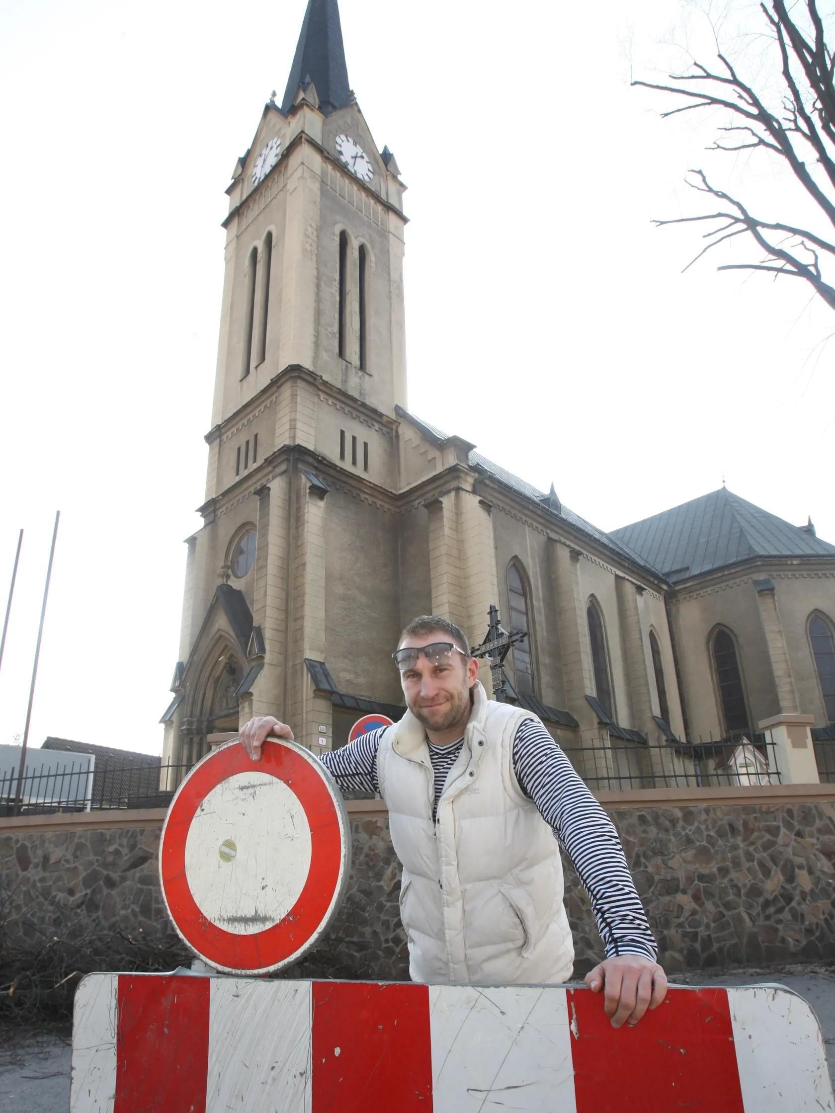 Lukáš Říha pred kostolom, v ktorom mal mať sex so svojou priateľkou a po ktorom ho vyhodili z Martina.