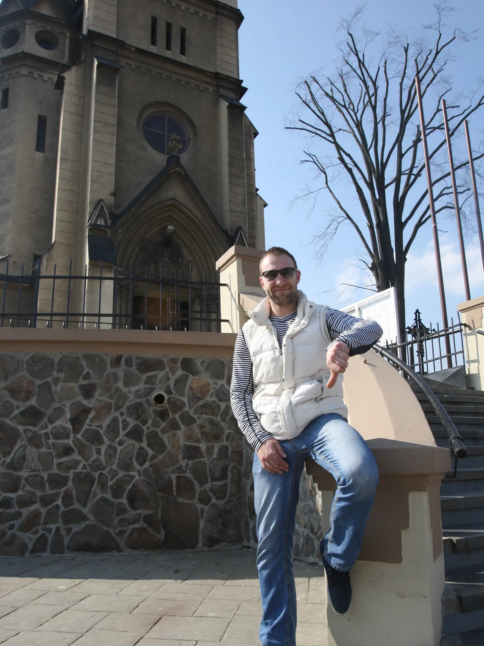 Lukáš Říha pred kostolom, v ktorom mal mať sex so svojou priateľkou a po ktorom ho vyhodili z Martina.