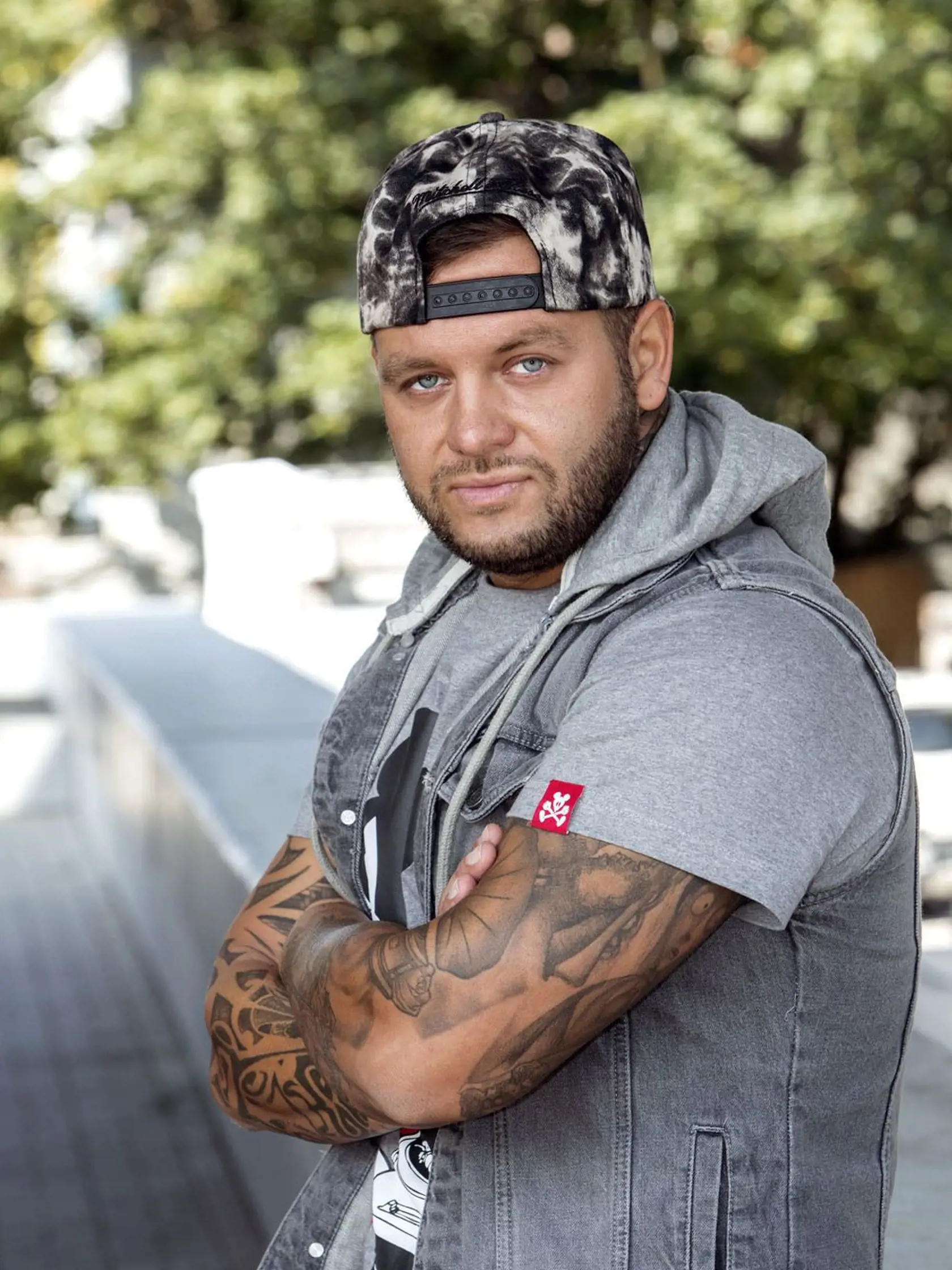 Svaly má vraj zo sviečkovej a občas zájde do posilňovne.