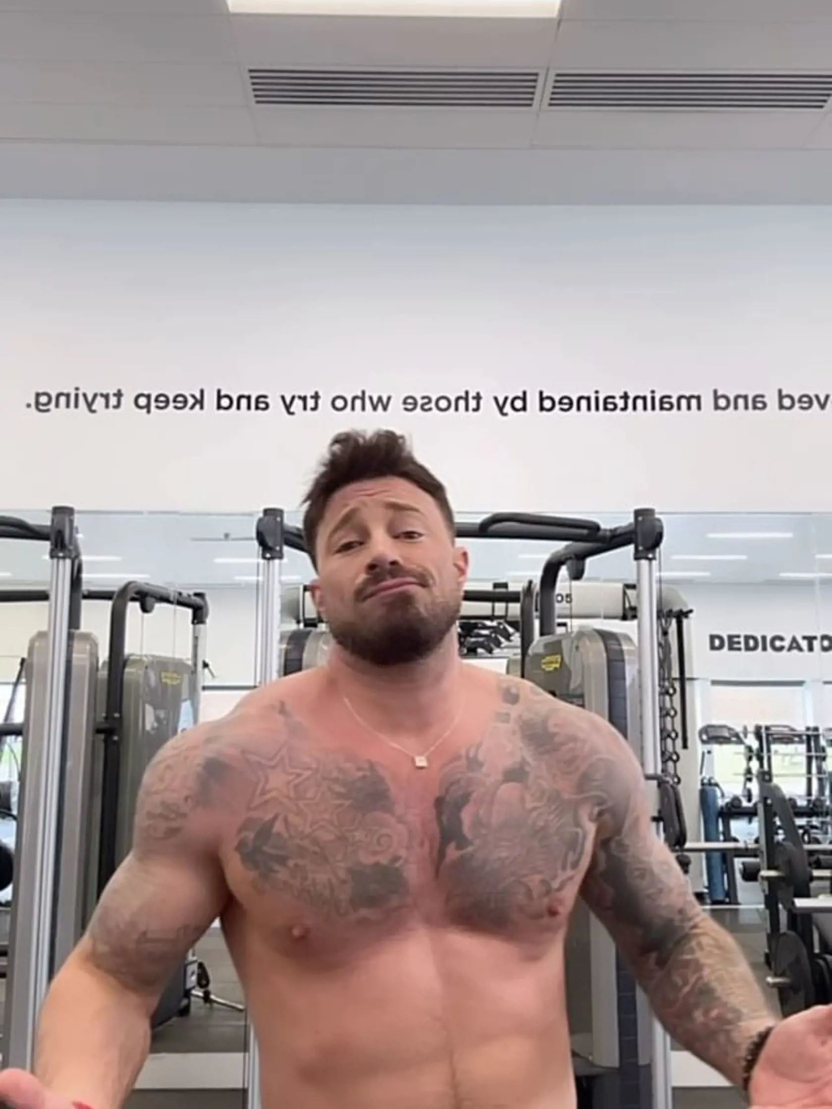 Duncan James z kapely Blue sa pýši vypracovanými svalmi.