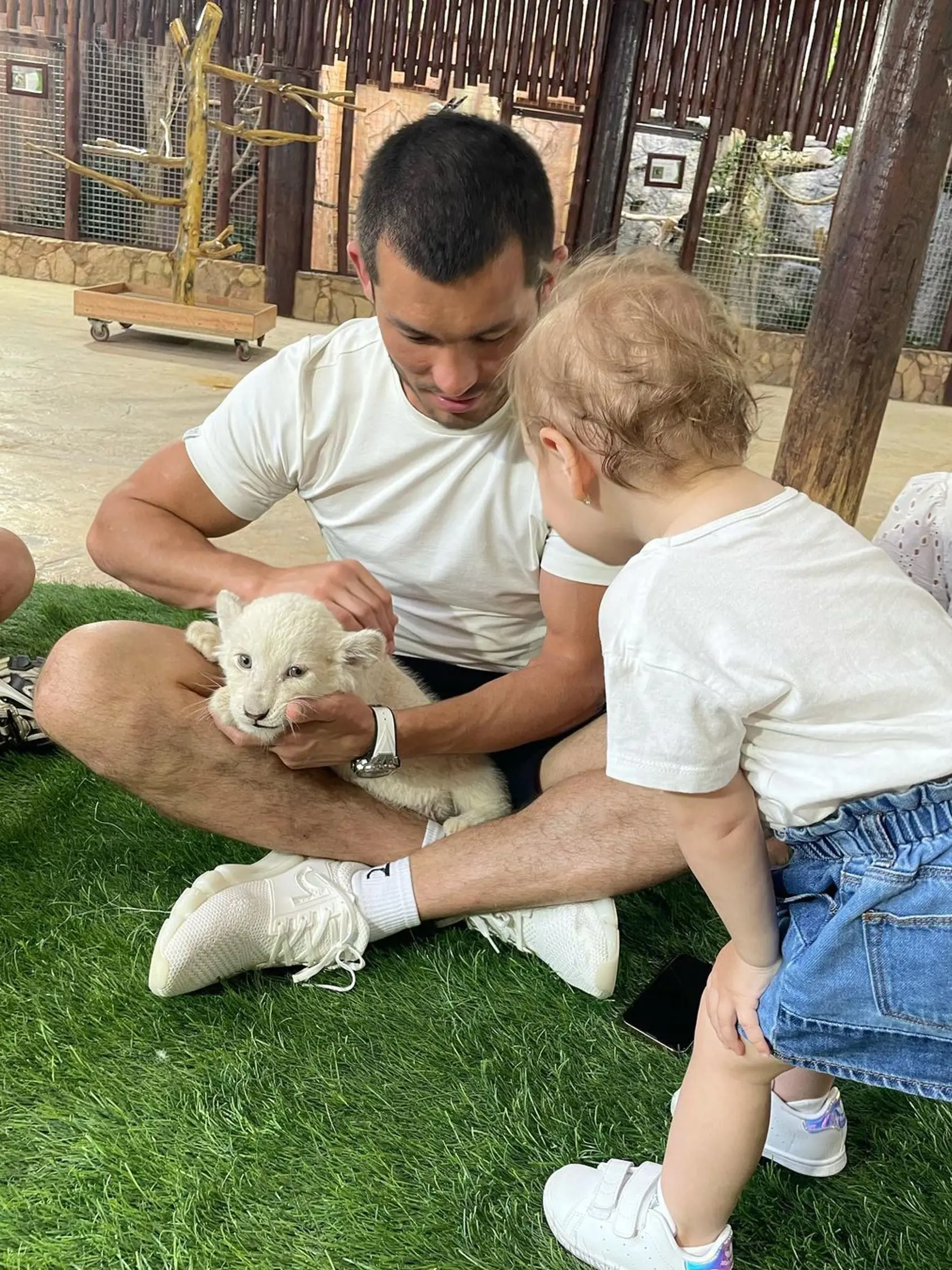 Zdalo sa však, že aj Macho má so svojou dcérou krásny vzťah. Ktovie, ako to nakoniec teda je. Stretáva sa s ňou dokonca ešte aj teraz. Najprv sa totiž šírili dohady, že je pre ňu nebezpečný.