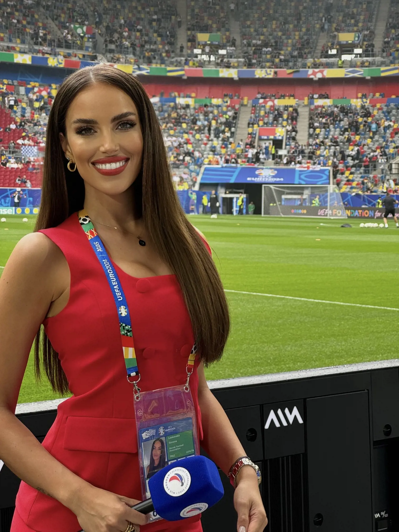 Naša moderátorka Simona Leskovská ohuruje na EURO 2024 nielen svojimi vedomosťami, ale aj nespútanou krásou.