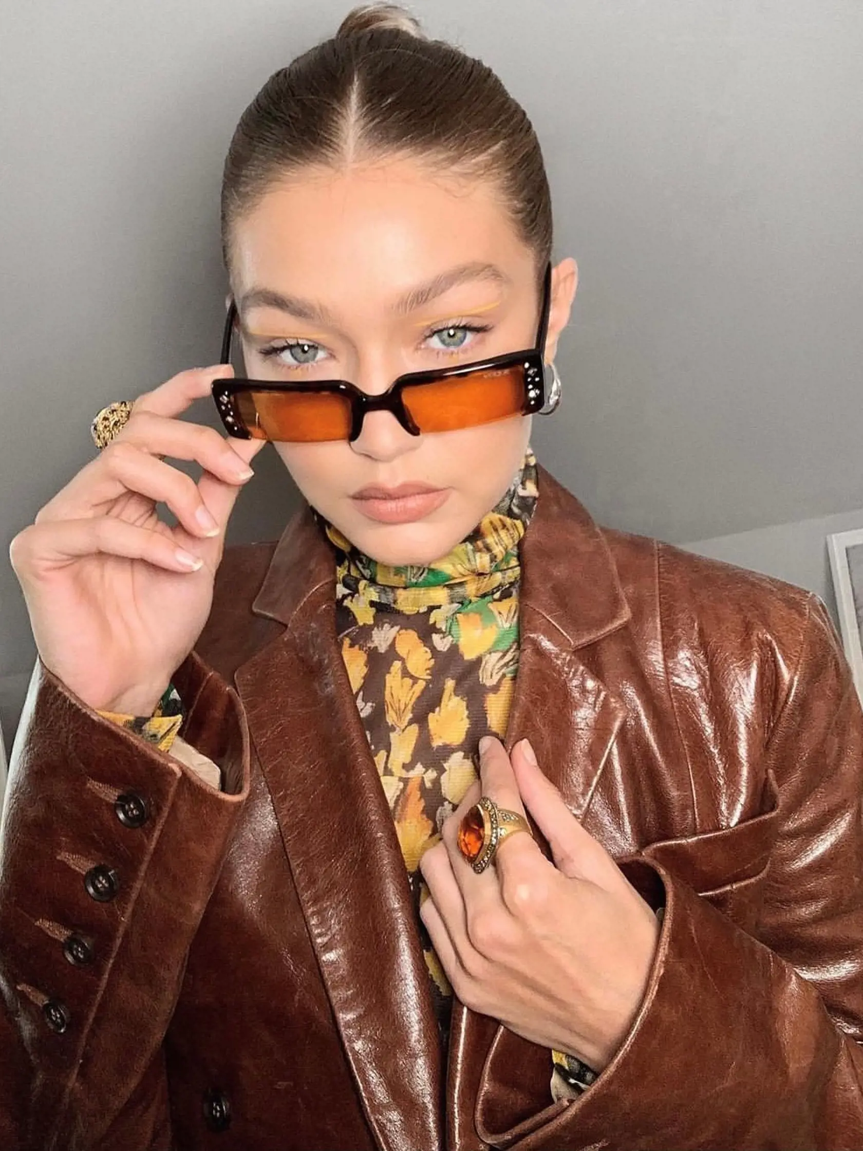 Gigi Hadid pristane aj "ulízaný" účes.