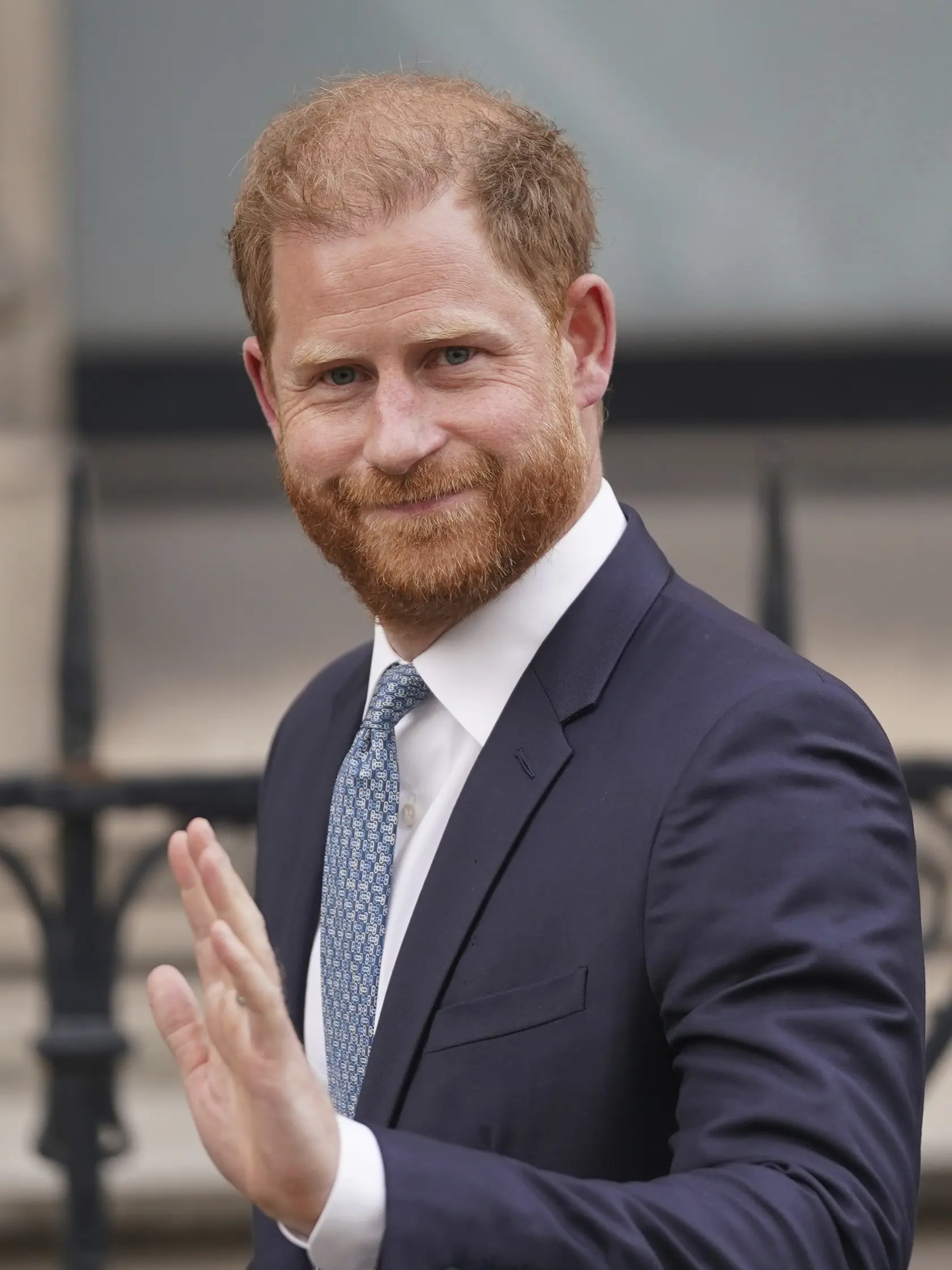Britský princ Harry máva novinárom po súdnom pojednávaní pred Kráľovským súdnym dvorom v Londýne v utorok 8. apríla 2025. Ide o prípad rozhodnutia vlády.