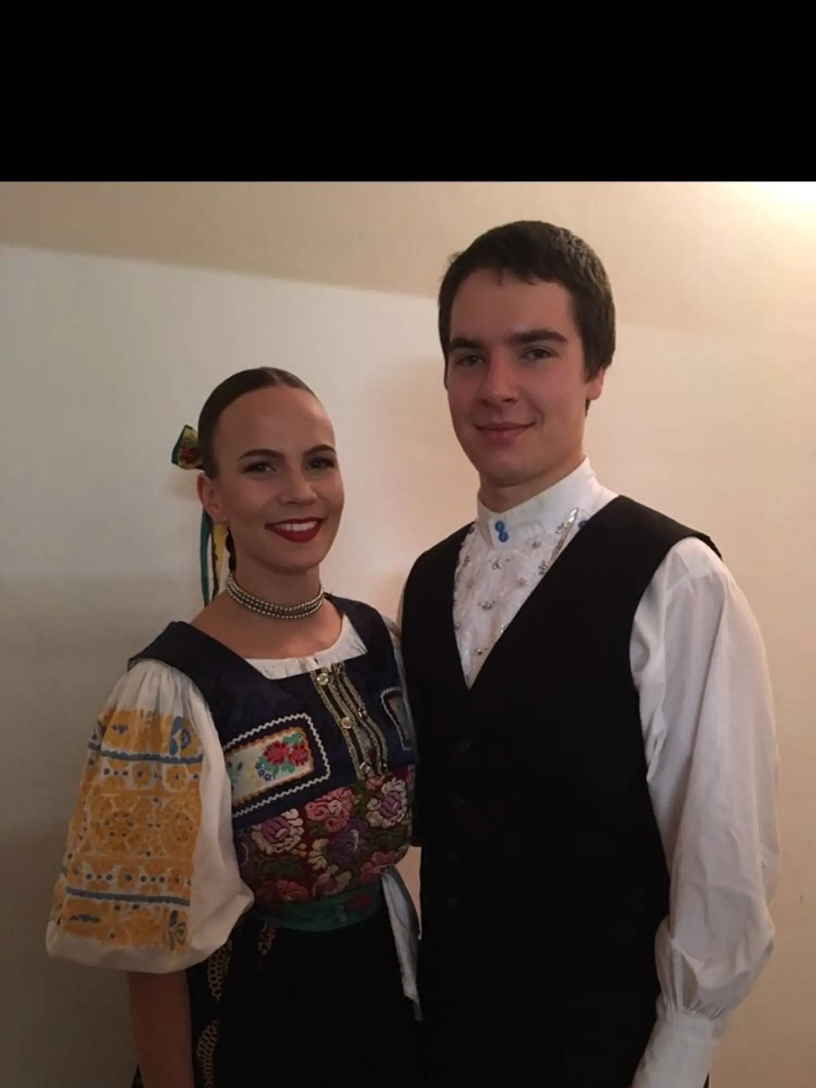 Ak sa chystáte na folklórny ples, môžete, ale nemusíte prísť v kroji. Požičať si ho môžete v niektorom folklórnom súbore. Požičovné je od 30 do 50 €.