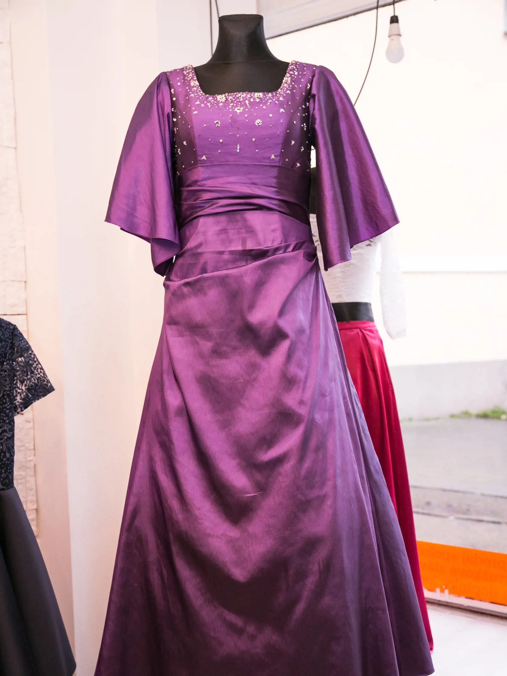 Na tradičný ples potrebujete klasickú elegantnú róbu. Nemusíte si ju však kupovať, stačí zájsť do požičovne.