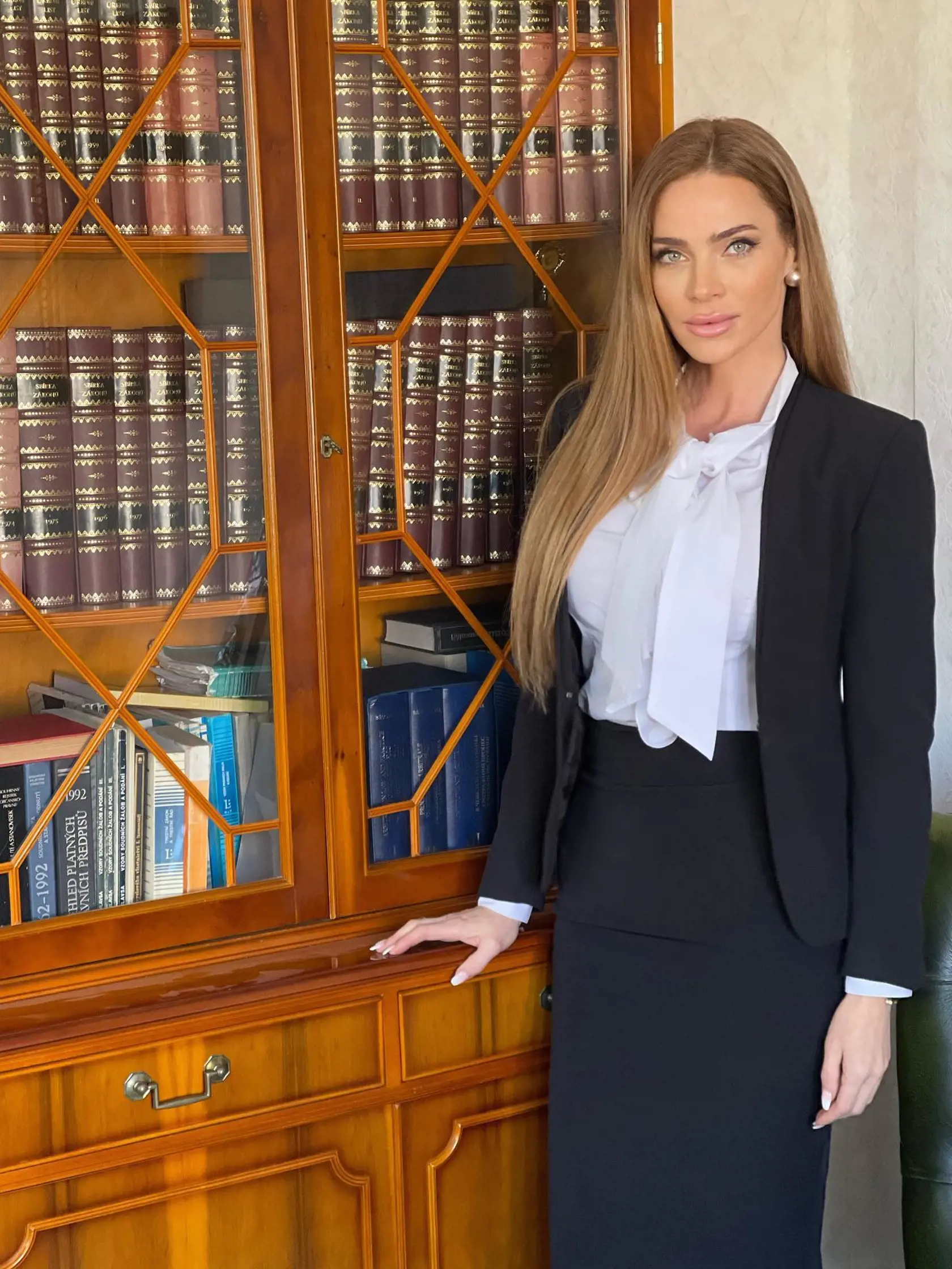 Andrea Verešová je v právnickej firme manžela Daniela Volopicha, ktorá má pobočku už aj v Dubaji, vedená ako právna poradkyňa.