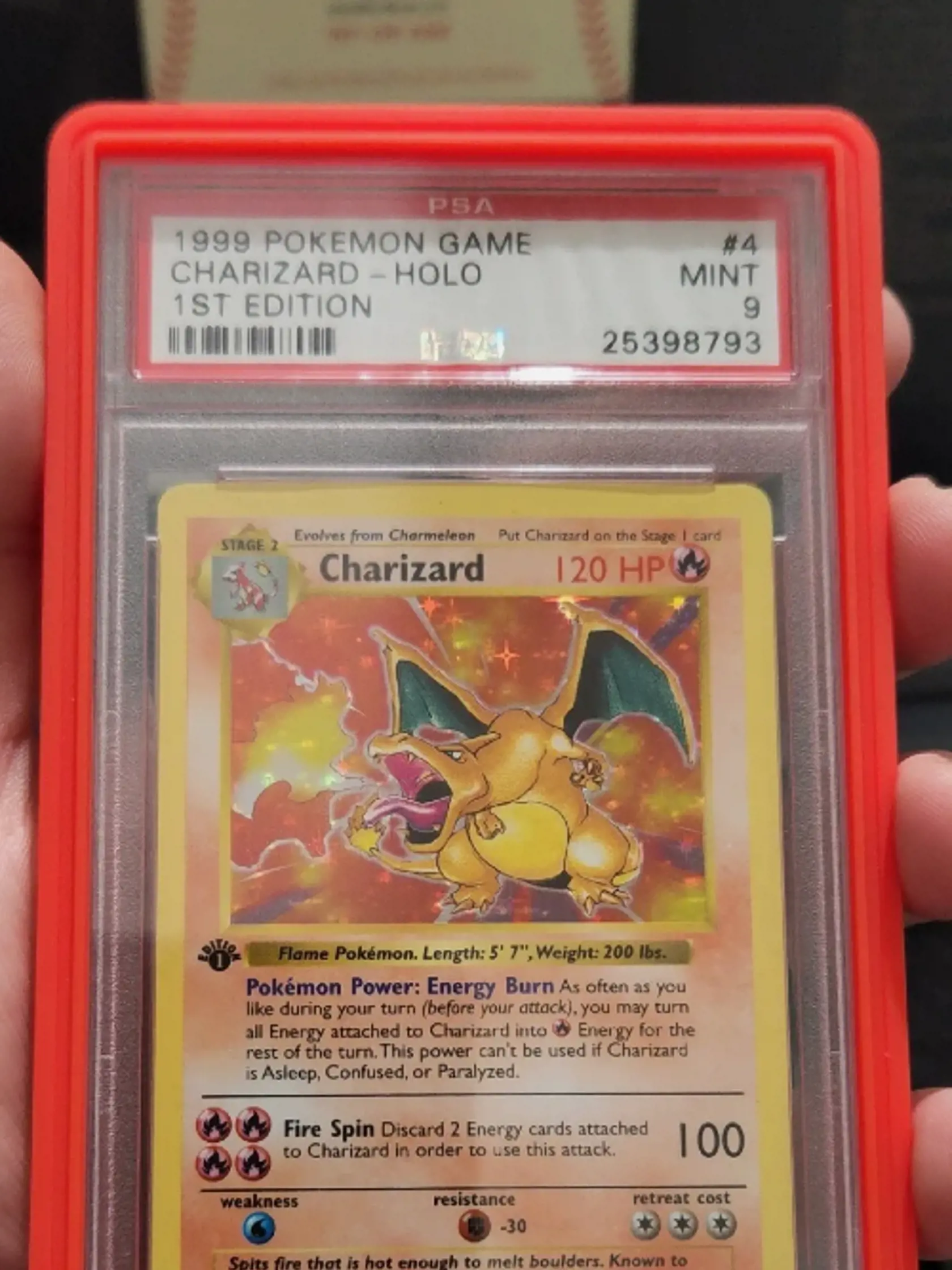 Medzi najdrahšie patrí trblietavá karta s pokémonom Charizard z roku 1999.