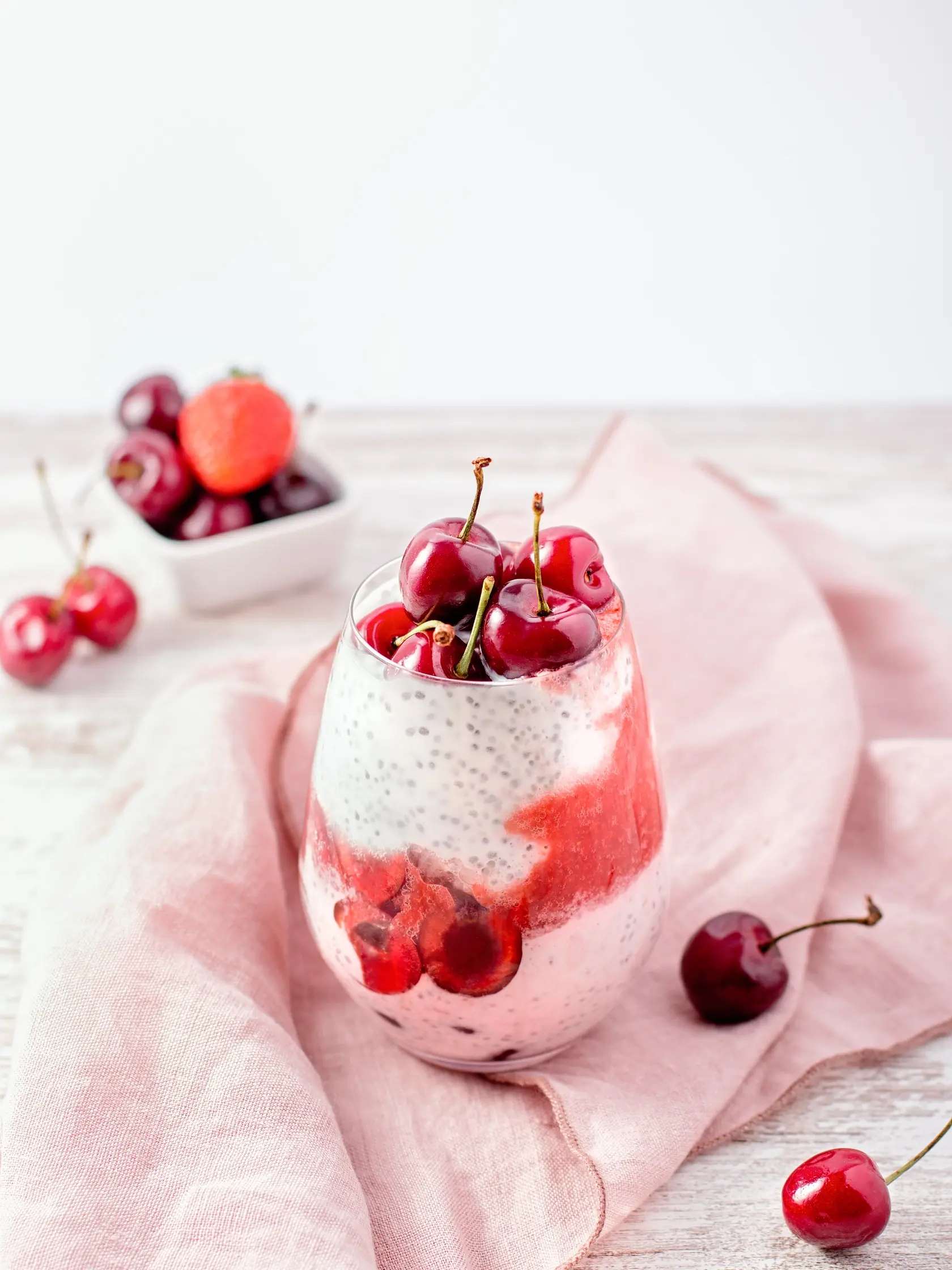 Jahodovo-čerešňový chia puding