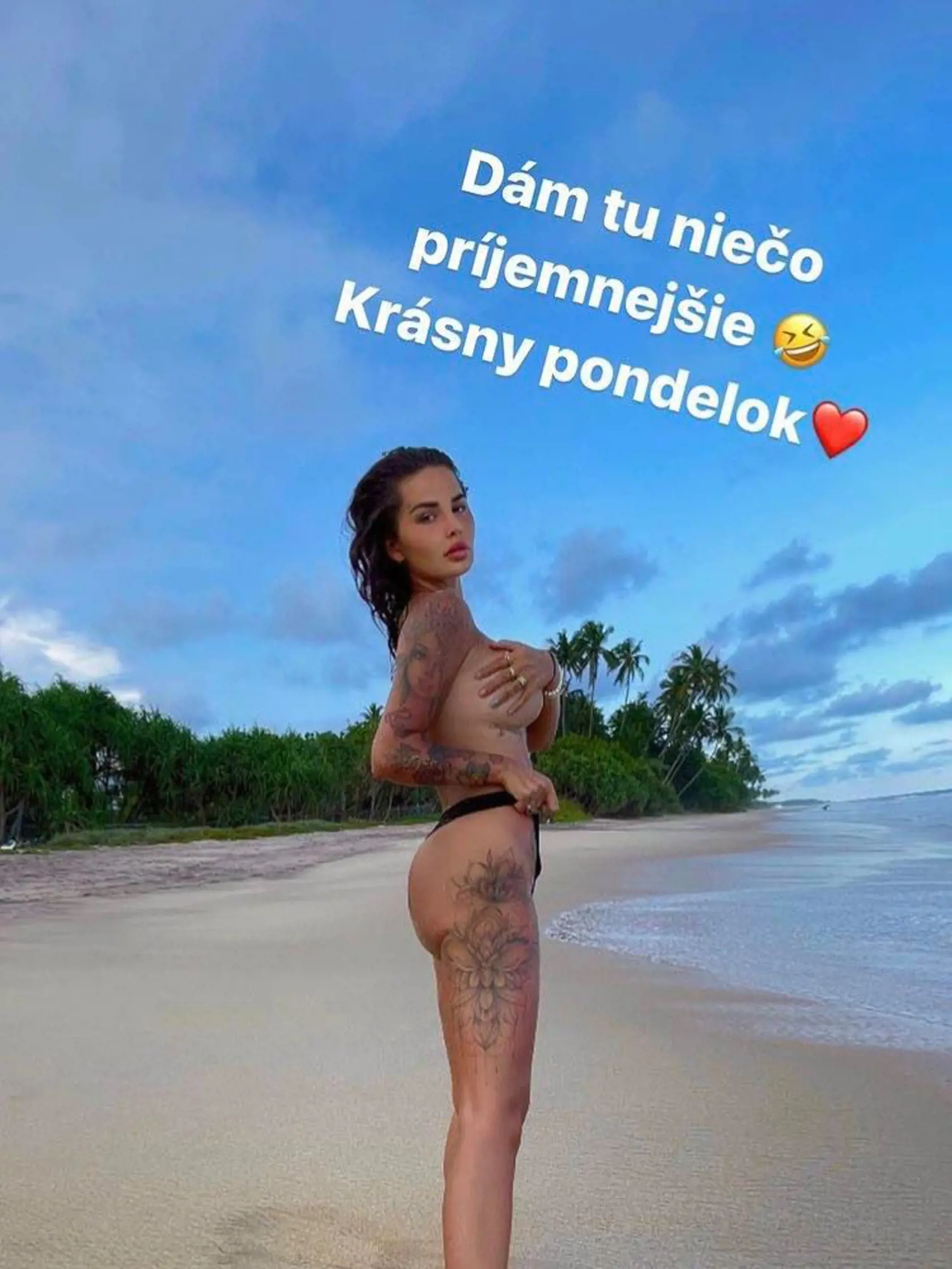 Zuzana Plačková sa na pláži vyfotila hore bez.