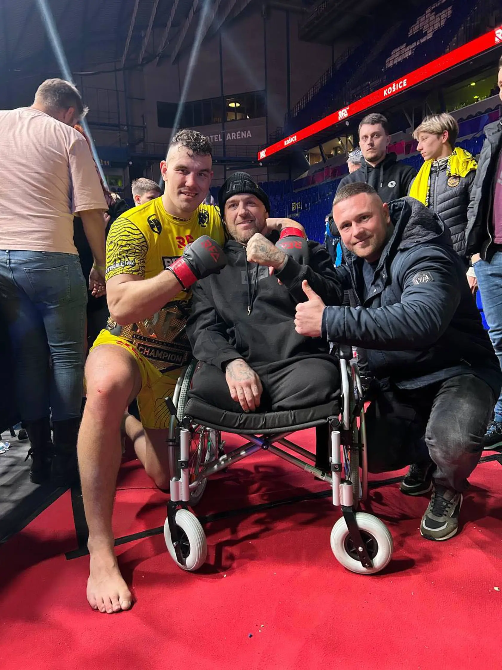 „Na šport a bojové zápasy som nezanevrel, ale prioritou je pre mňa teraz naučiť sa chodiť a rozprávať,“ priznáva.