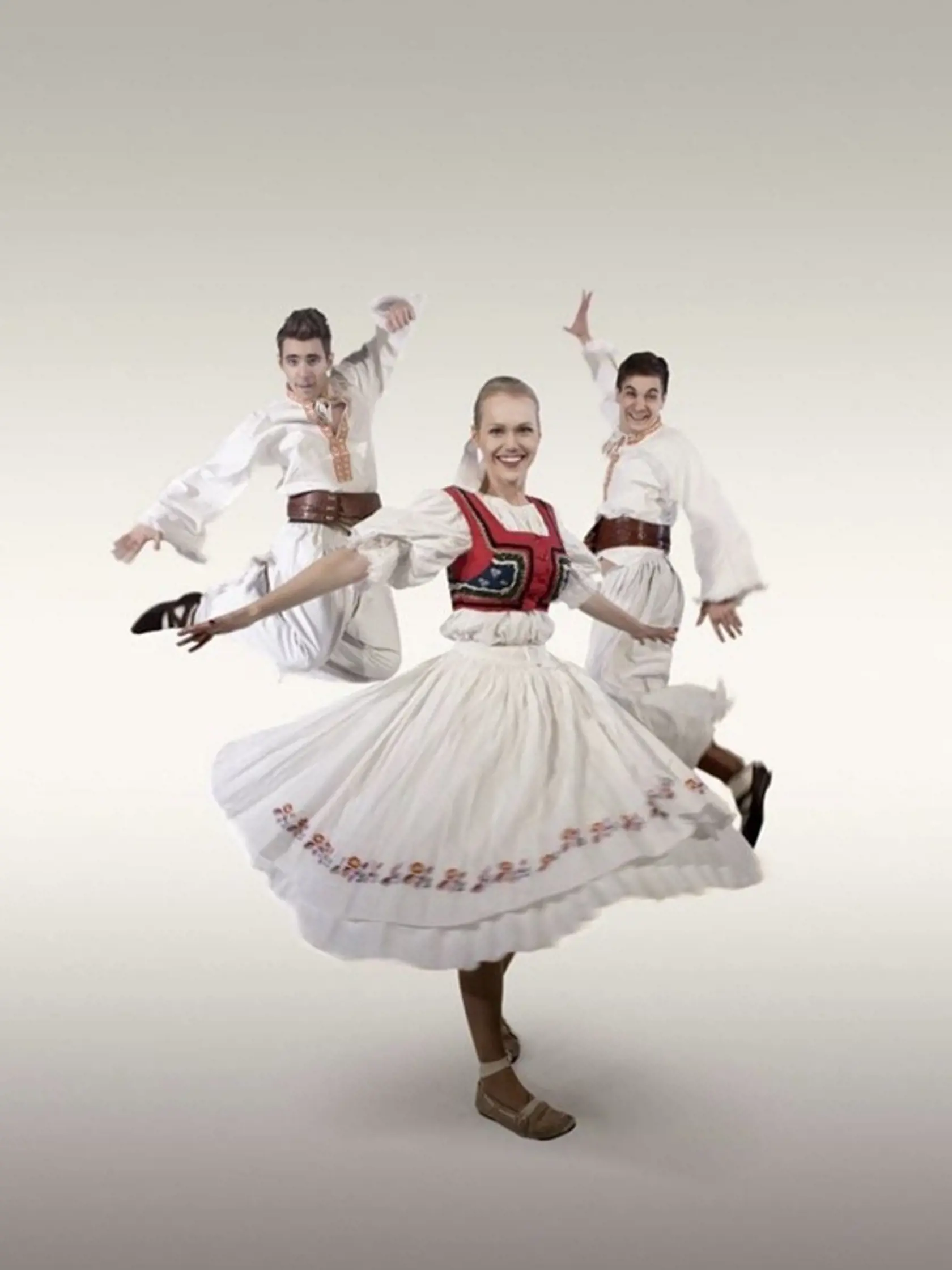 Dominika vyzerá v kroji ako slušná slovenská deva.