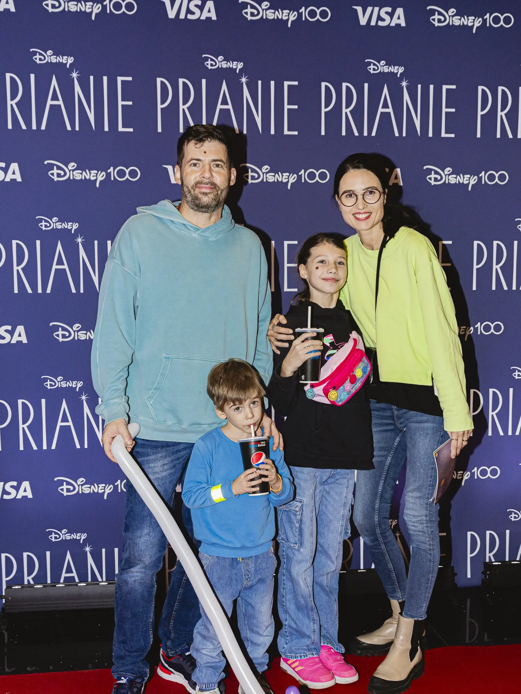 Na snímke Peter Šarkan Novák s deťmi a manželkou Michaelou počas priemiéry animovanej rozprávky od štúdia DISNEY- PRIANIE v bratislavskom nákupnom centre Aupark.