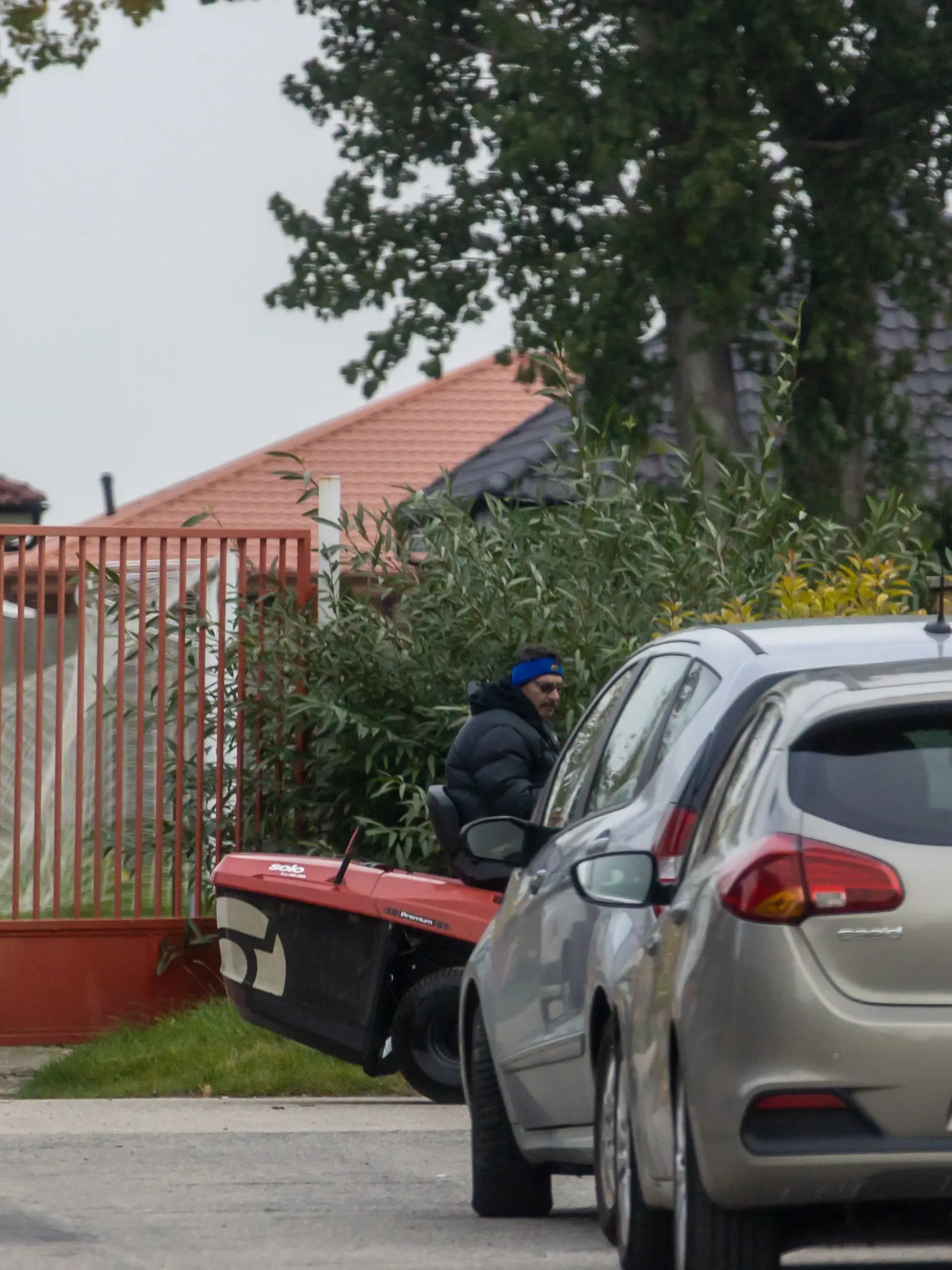 Na snímke je Dobroslav Trnka počas kosenia futbalového ihriska. (archívne foto)