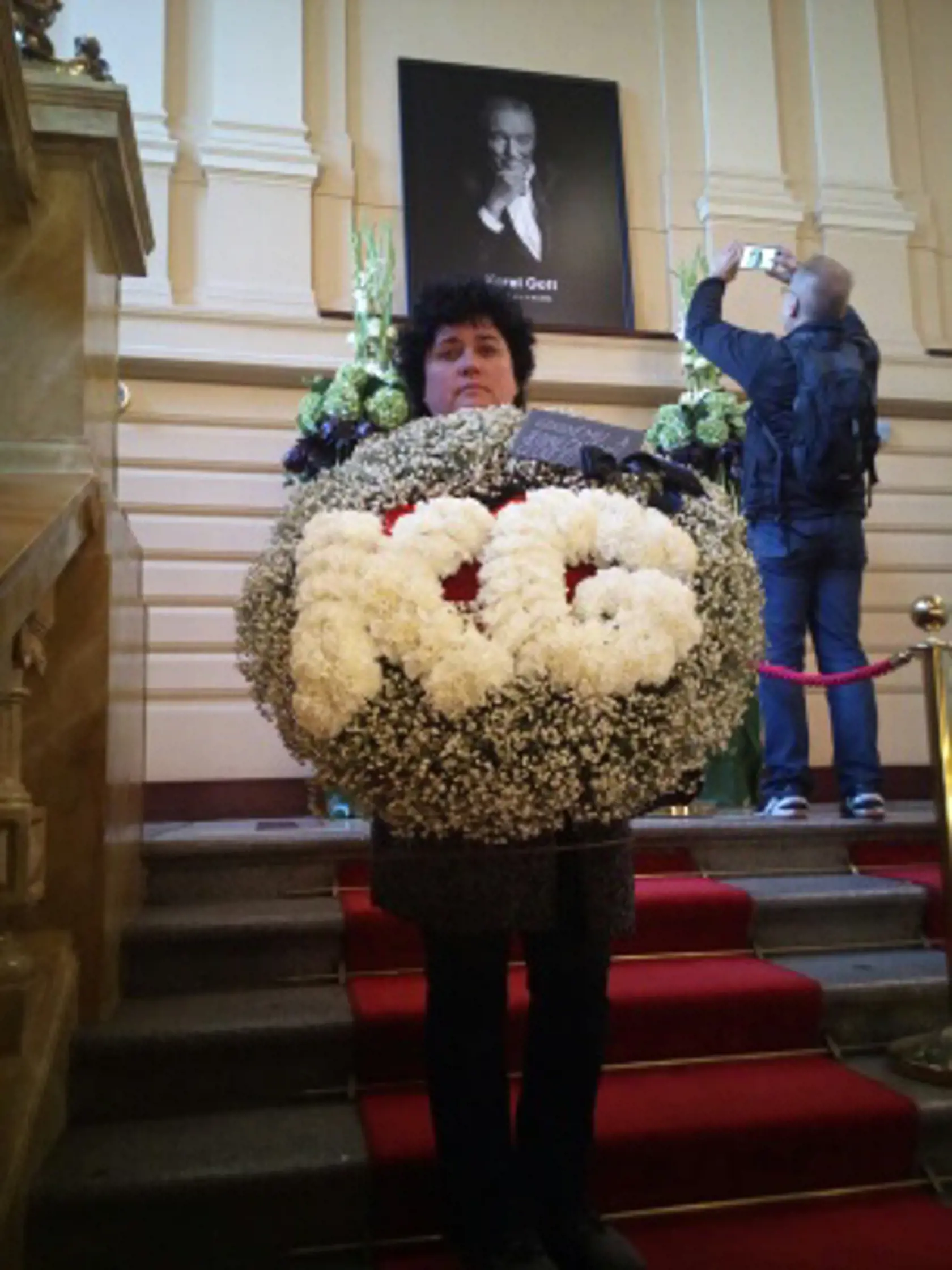 Gemerčanka sa odfotografovala v Paláci Žofín pod obrazom maestra s ojedinelým vencom v ruke.