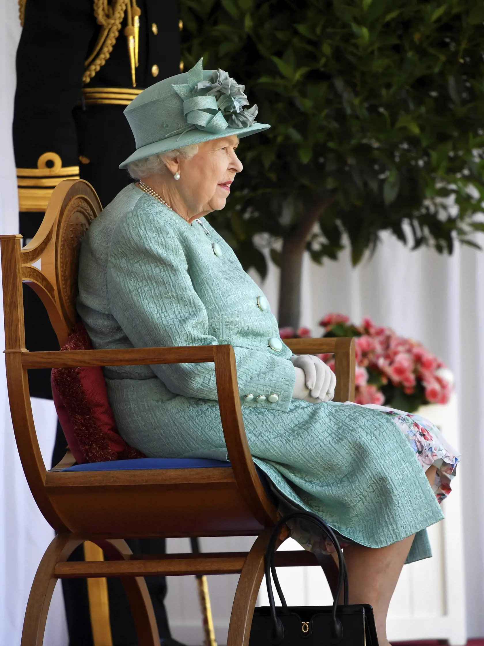JB 44 Londýn - Britská kráľovná Alžbeta II. reaguje počas oficiálnych osláv jej 94. narodenín na zámku Windsor v Londýne 13. júna 2020. V areáli zámku Windsor pri Londýne sa v sobotu konali oficiálne oslavy 94. narodenín britskej kráľovnej Alžbety II. Z dôvodu koronavírusovej pandémie však mali tentoraz značne obmedzený rozsah. Prvýkrát od roku 1955 sa v uliciach Londýna pri Buckinghamskom paláci nekonala tradičná, u turistov obľúbená vojenská prehliadka Trooping the Colour, na ktorej sa zúčastň