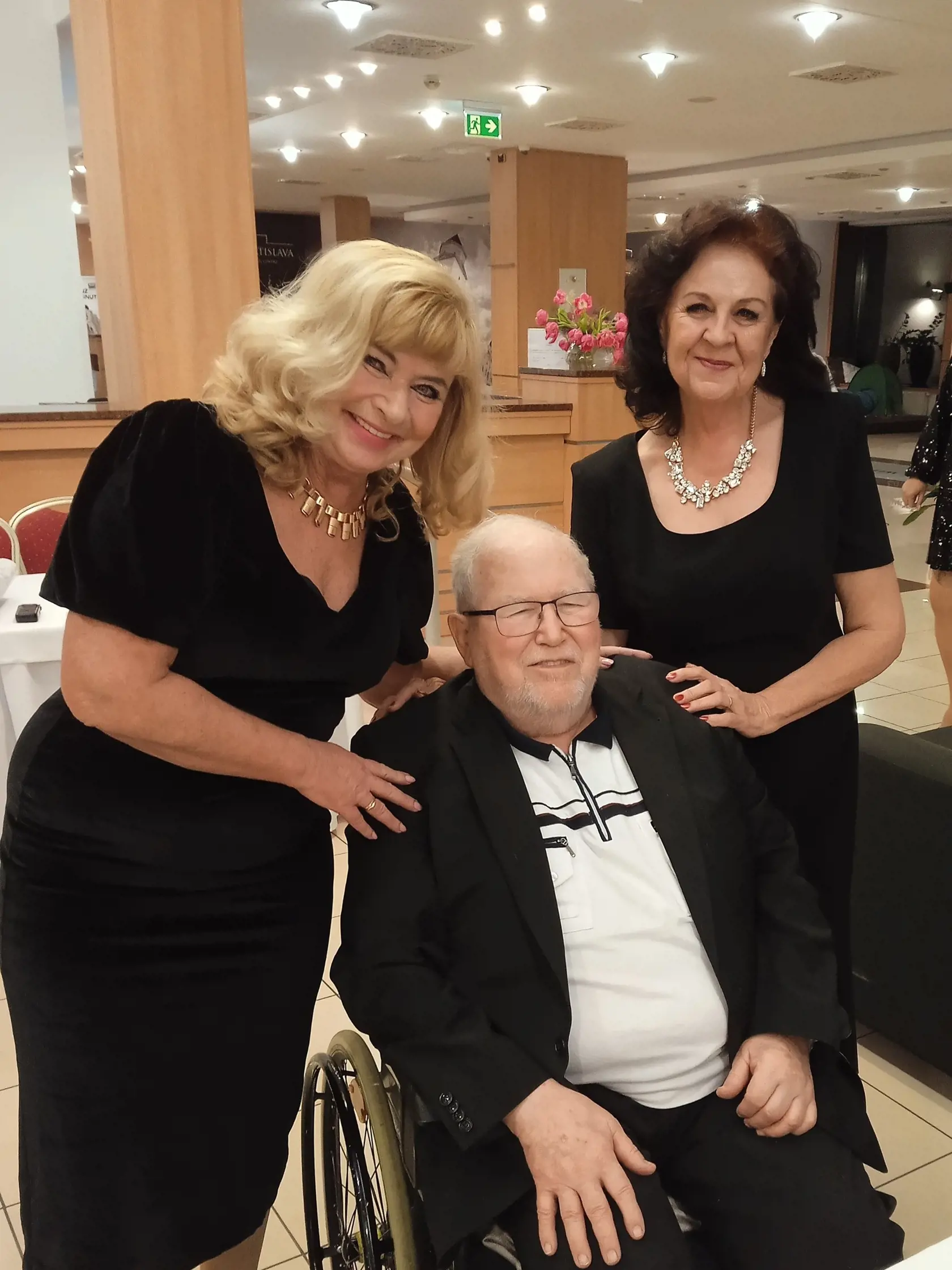 Profesor Pavel Traubner získal mimoriadne ocenenie za celoživotný prínos v starostlivosti o pacientov. Navrhla ho Mária Beladič Rašlová (vpravo), ocenenie mu odovzdala aj prezidentka AOPP Mária Lévyová (vľavo).