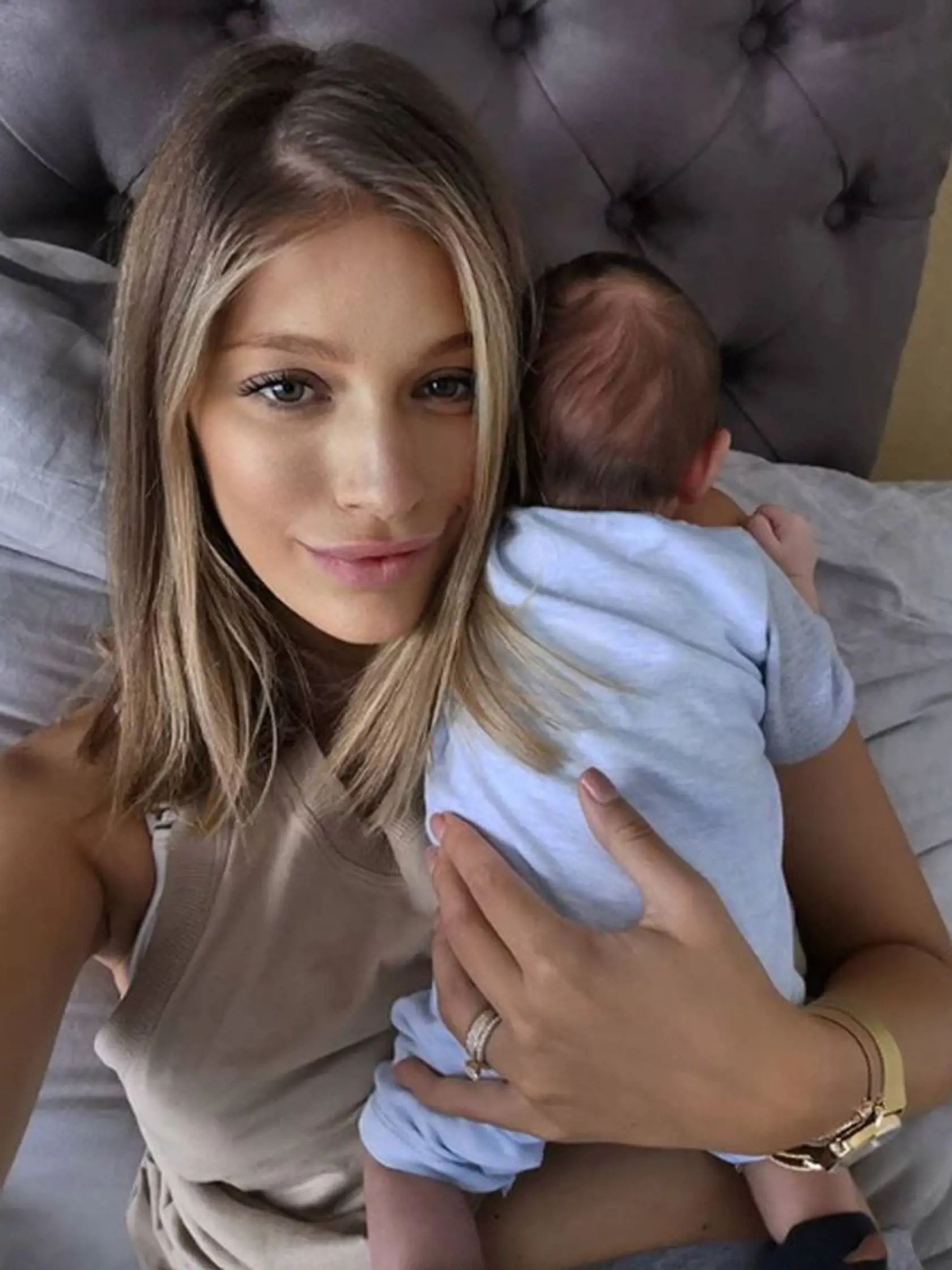 Jasmina nechce byť totiž len skvelou maminou, ale aj skvelou partnerkou, a rovnako, ako o synčeka, sa chce starať aj o ich vzťah s Rytmusom, aby im to klapalo.