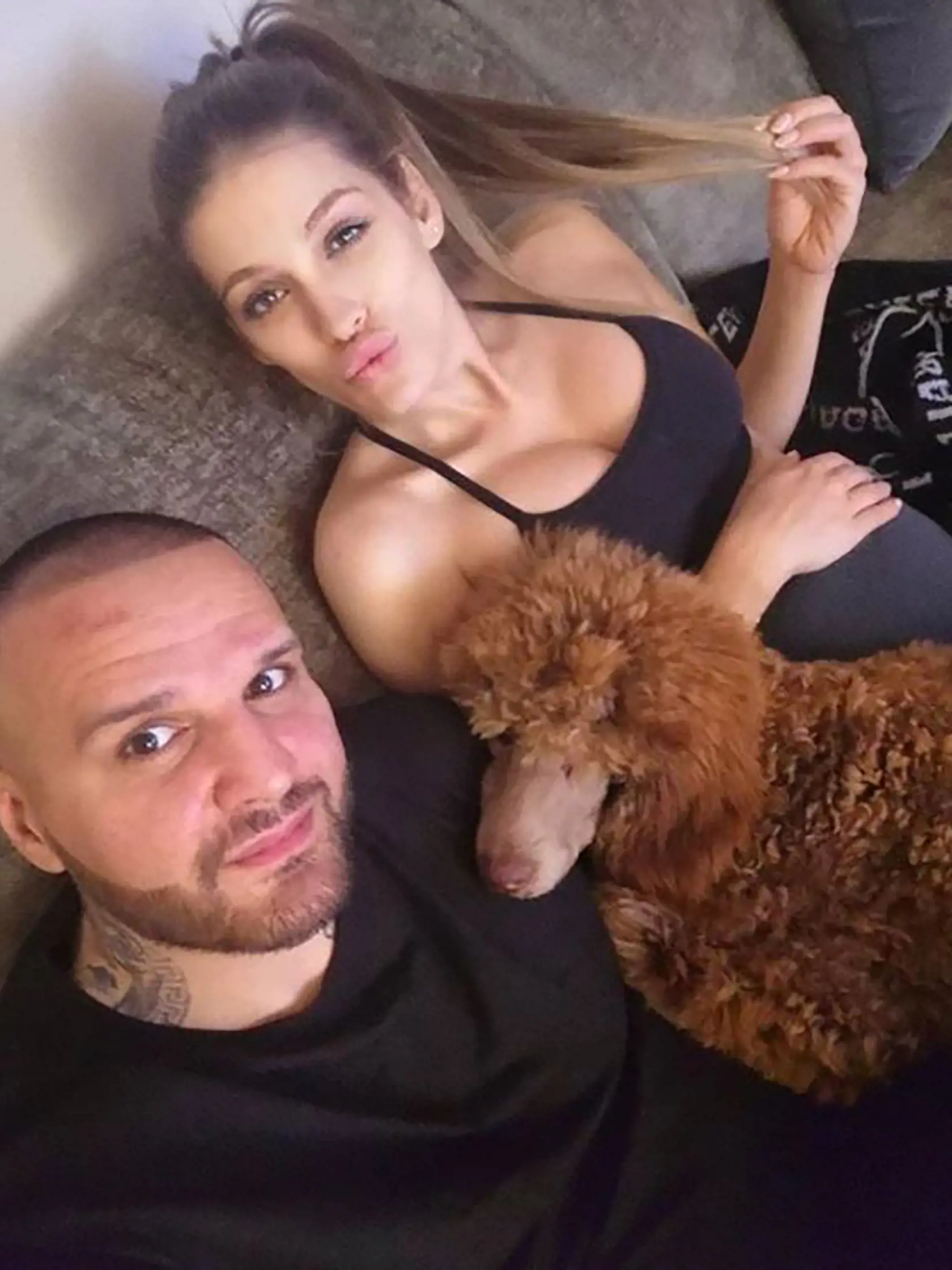 Kráľovná Daphne: Jasmina Alagič (30) a Rytmus (42) sa chvália kráľovským pudlom, ktorý patrí k najobľúbenejším a k najinteligentnejším rasám. Ich hnedý kučeravý miláčik Daphne je pre moderátorku, ako sama tvrdí, aj terapeutom. Keďže plemeno pôvodne pochádza z Francúzska, dopraje mu chvíle oddychu v psom salóne.