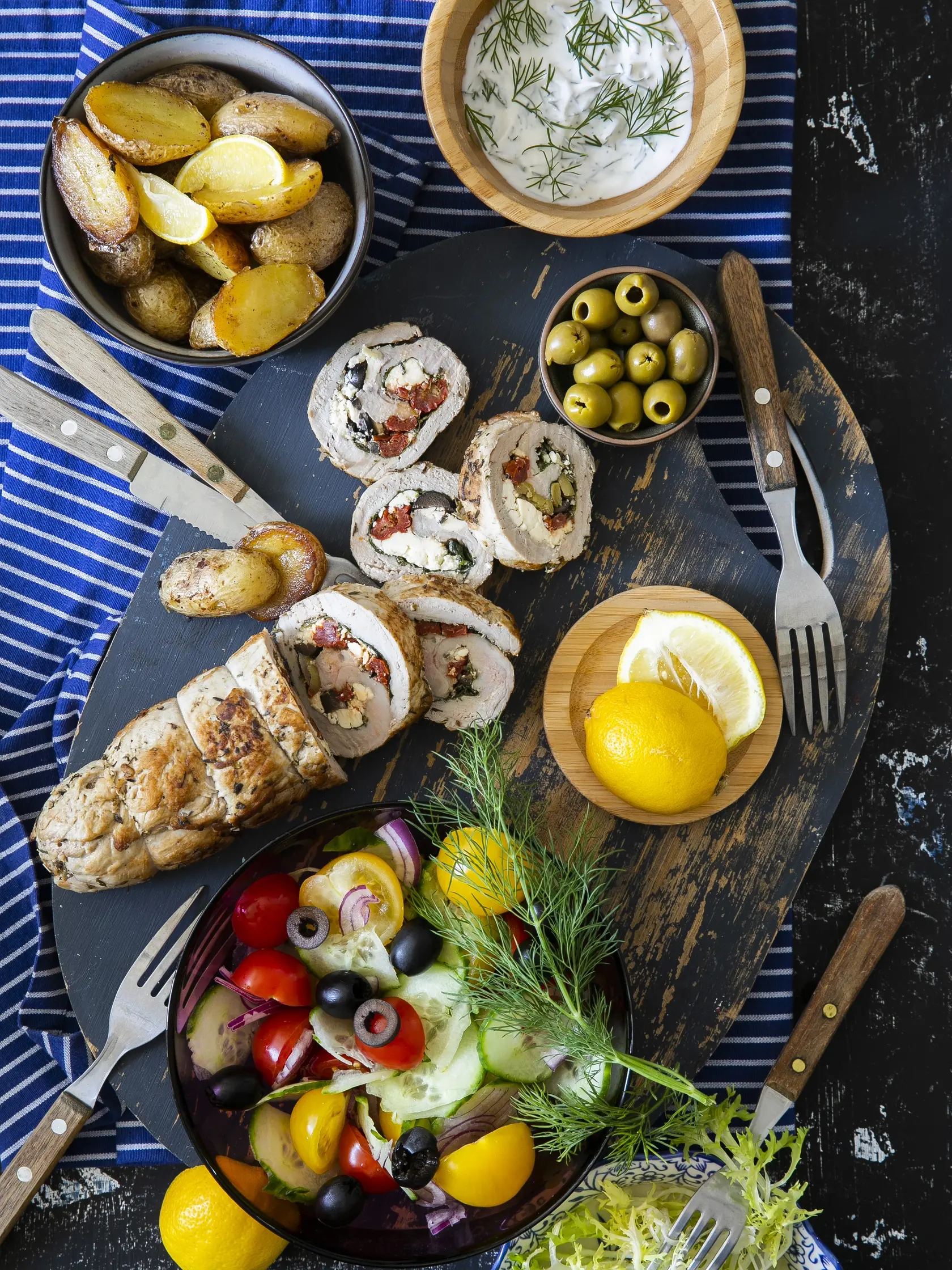 stredomorská plnená panenská sviečková so šalátom frisée

recept:
4 PORCIE, PRÍPRAVA 40 MINÚT, VARENIE 35 MINÚT
• 800 g bravčovej panenskej sviečkovej • 100 g čerstvého špenátu
• 100 g syra feta
• 50 g olív kalamata
• 50 g sušených paradajok • 2 strúčiky cesnaku
• soľ, mleté čierne korenie • olivový olej
Na šalát:
• 200 g šalátu frisée
• 100 g cherry paradajok • 1 malá červená cibuľa • 50 g čerstvej uhorky
• olivový olej
• citrónová šťava
• soľ, mleté čierne k