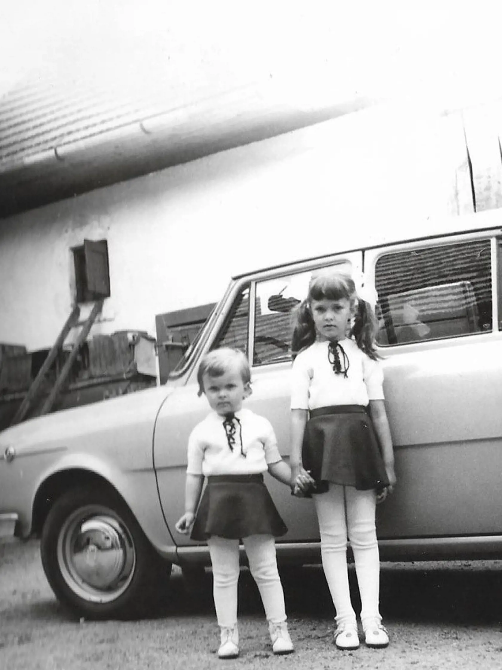 1974 Zuzana Kuková: Ja a moja staršia sestra Zdenka pred našou prvou embéčkou.