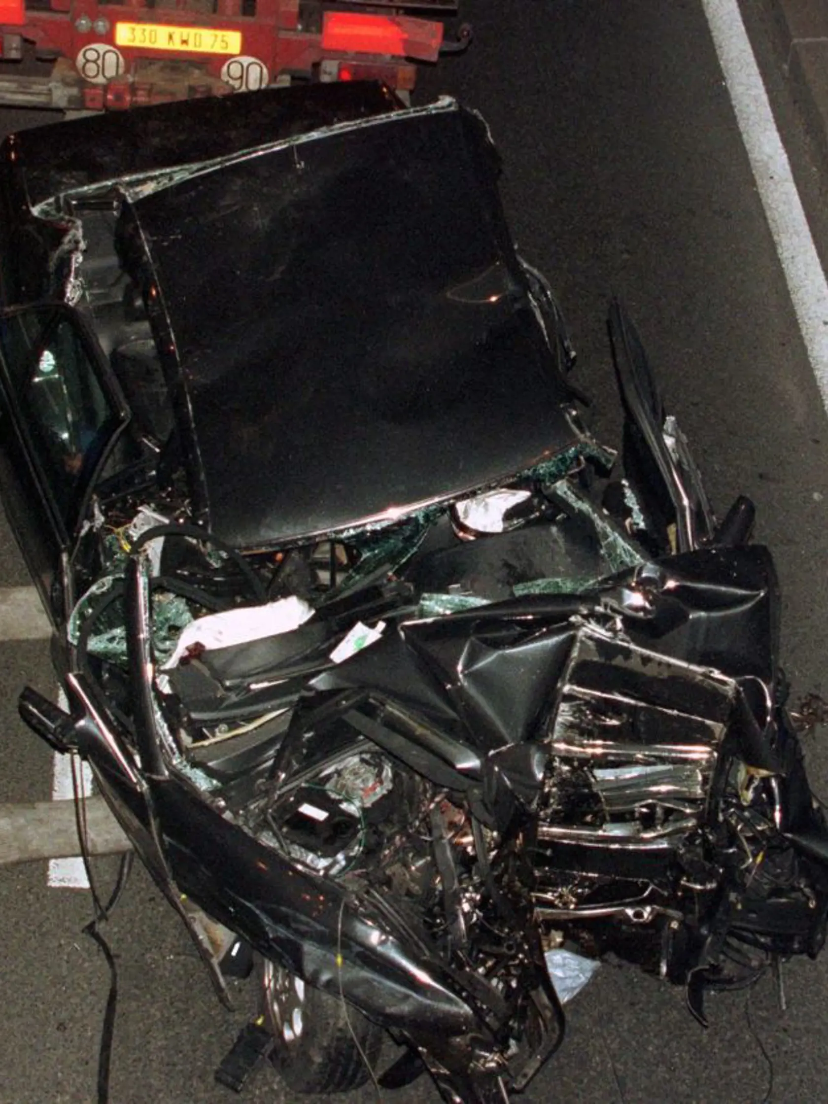 Na archívnej snímke z 31. augusta 1997 je vrak automobilu znaèky Mercedes, v ktorom zahynula princezná Diana.