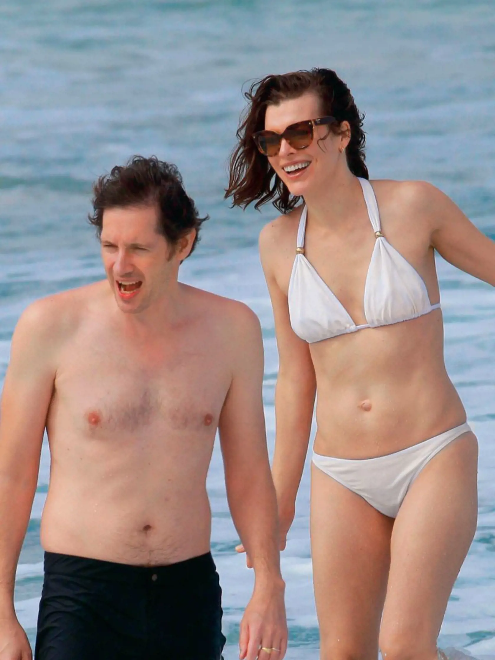 Milla Jovovich a Paul Anderson na Havajských ostrovoch.