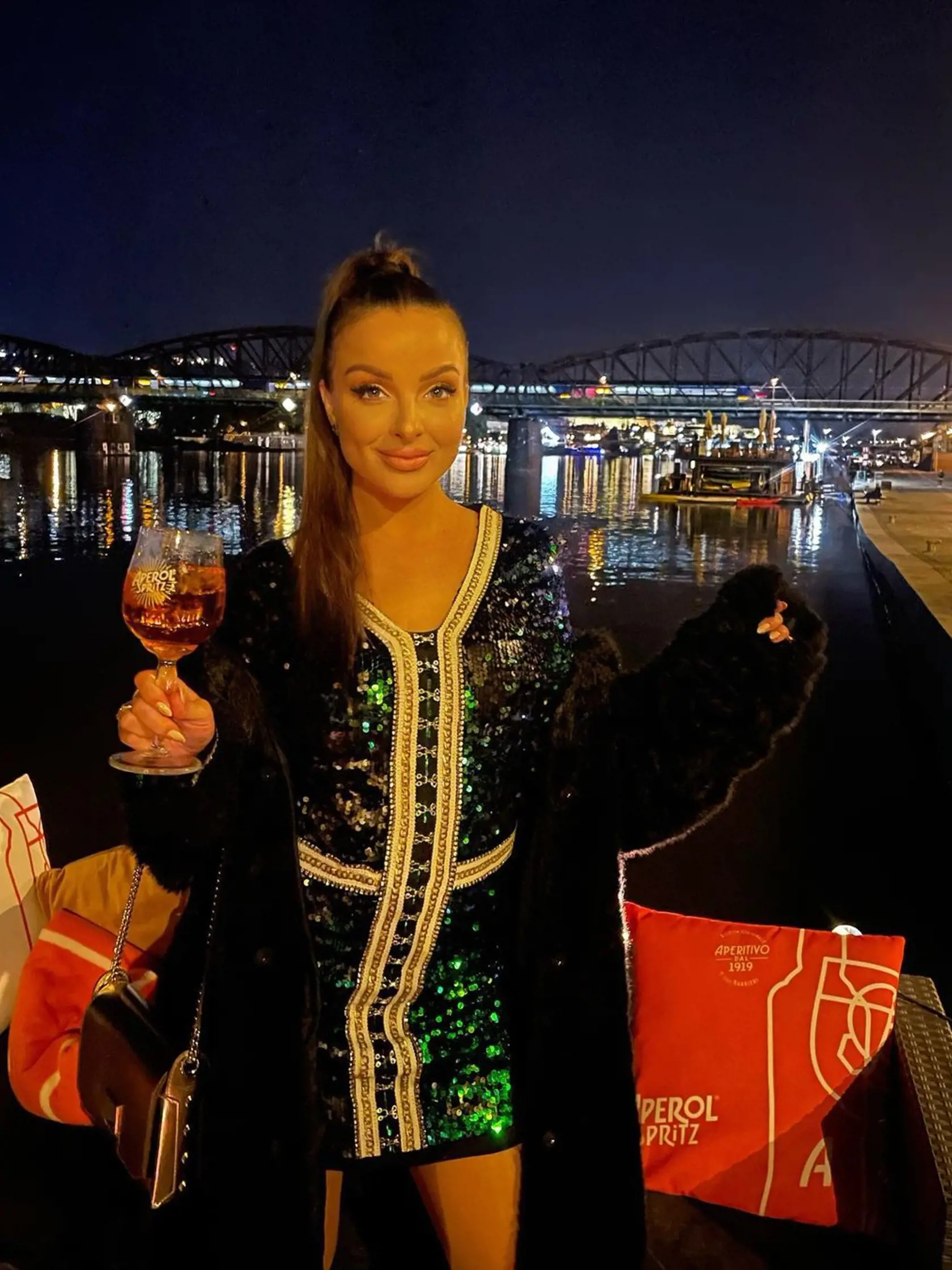 Veronika si z času na čas dopraje aj pohár vínka, alebo aperolu.