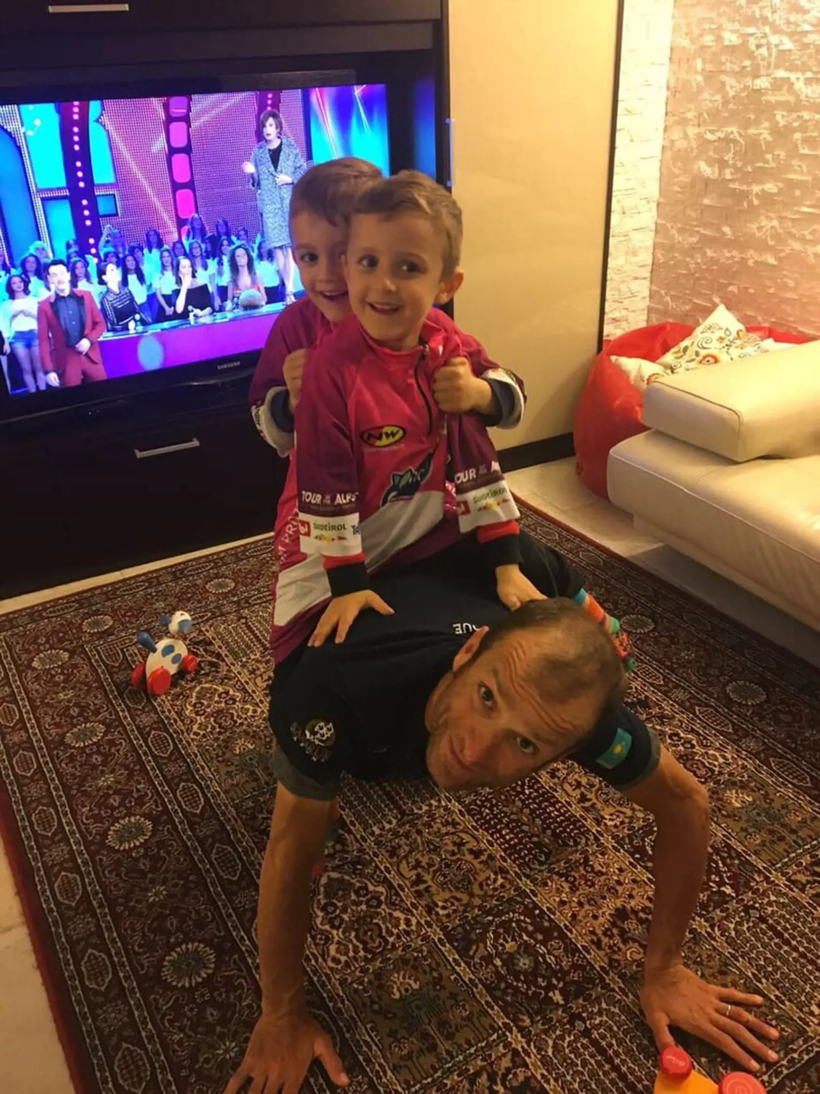 Posledný záber, ktorý Scarponi zverejnil pred svojou smrťou - na obrázku sa hrá so synmi.