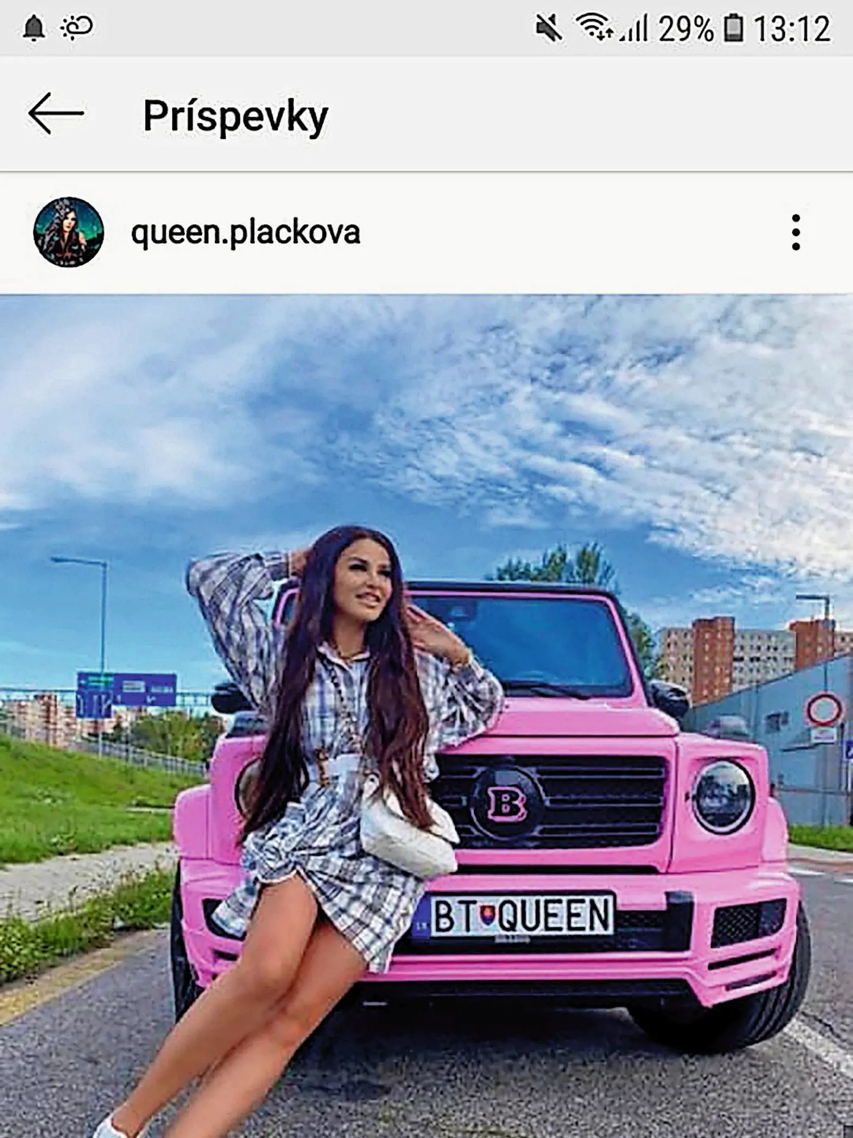 ABY BOLO JASNÉ
Influencerka Zuzana Strausz
Plačková svoje postavenie
v brandži naznačuje
slovom Queen v éčevéčku,
v preklade - kráľovná.